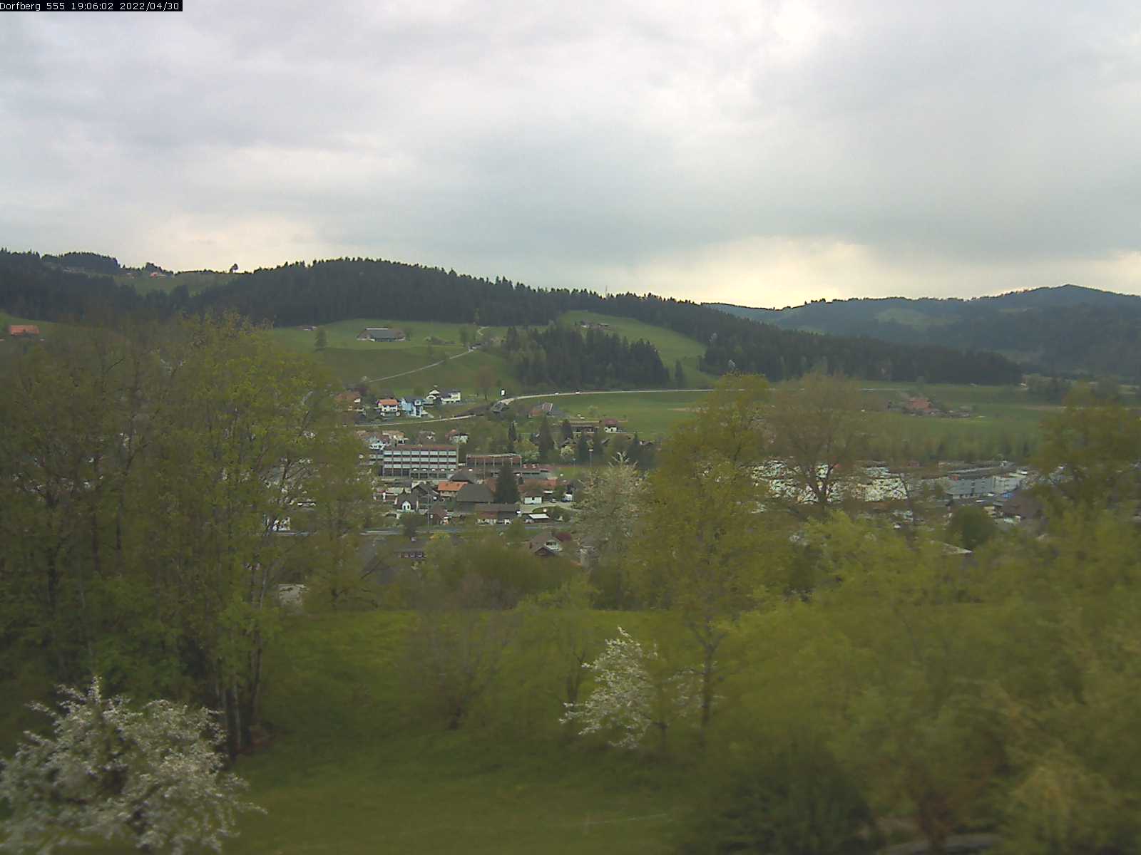 Webcam-Bild: Aussicht vom Dorfberg in Langnau 20220430-190601