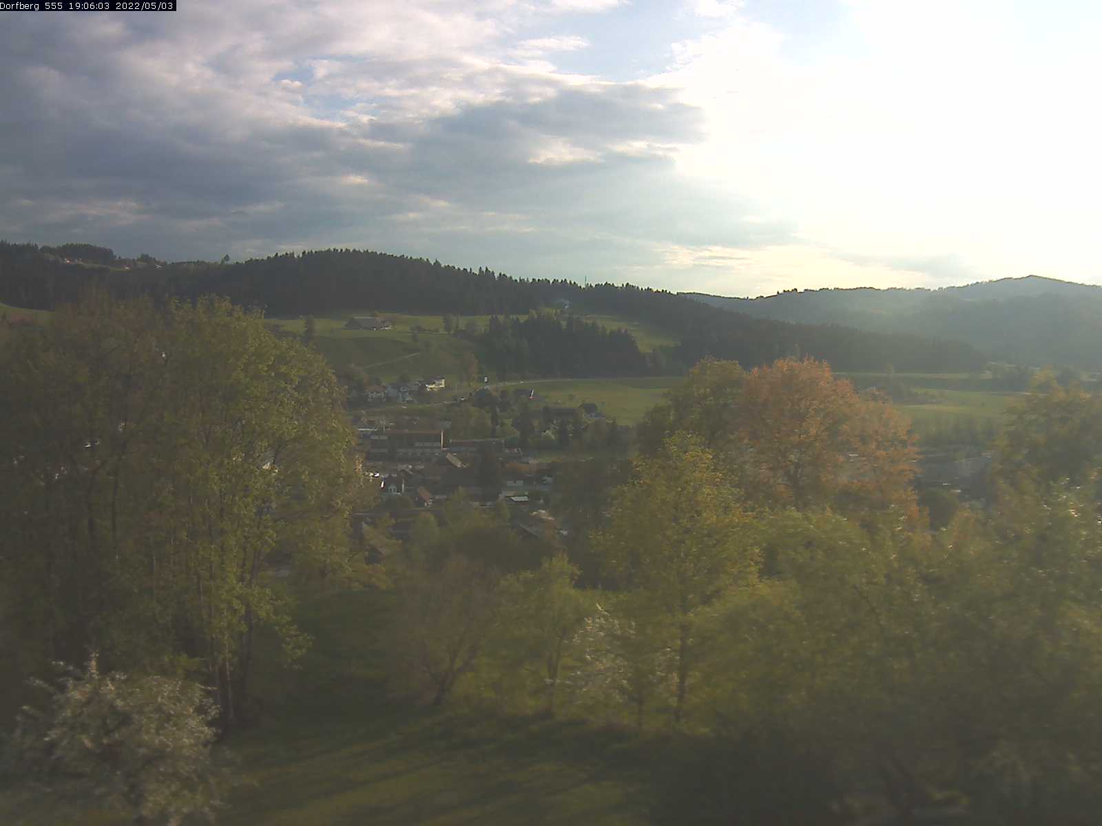 Webcam-Bild: Aussicht vom Dorfberg in Langnau 20220503-190601