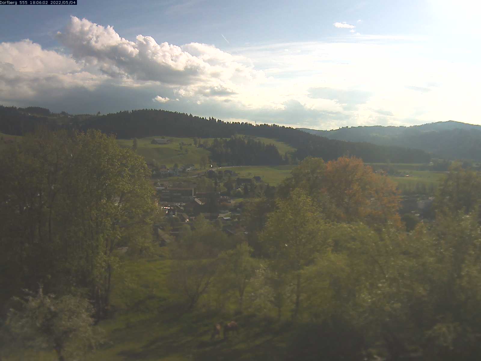 Webcam-Bild: Aussicht vom Dorfberg in Langnau 20220504-180601