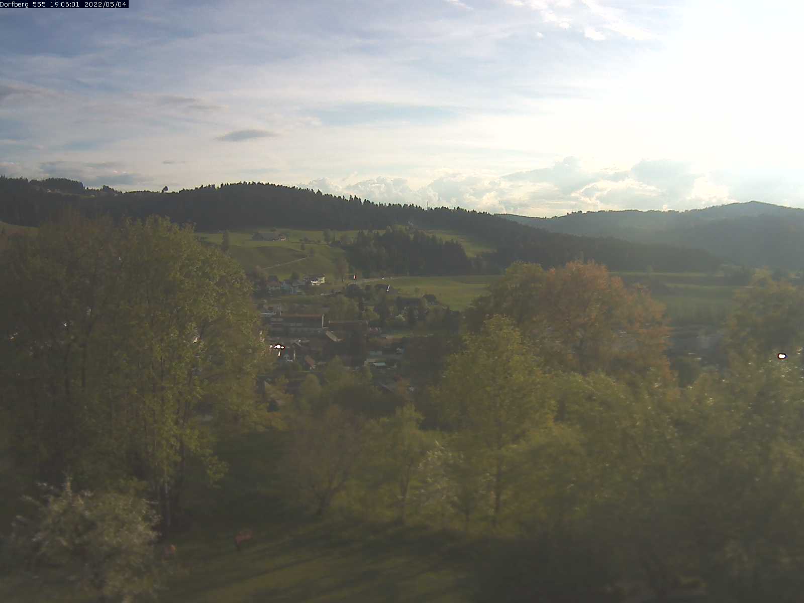 Webcam-Bild: Aussicht vom Dorfberg in Langnau 20220504-190601