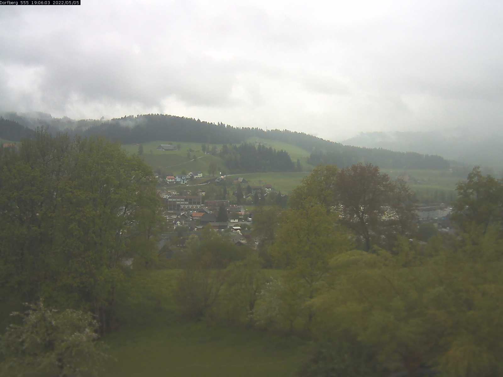 Webcam-Bild: Aussicht vom Dorfberg in Langnau 20220505-190601