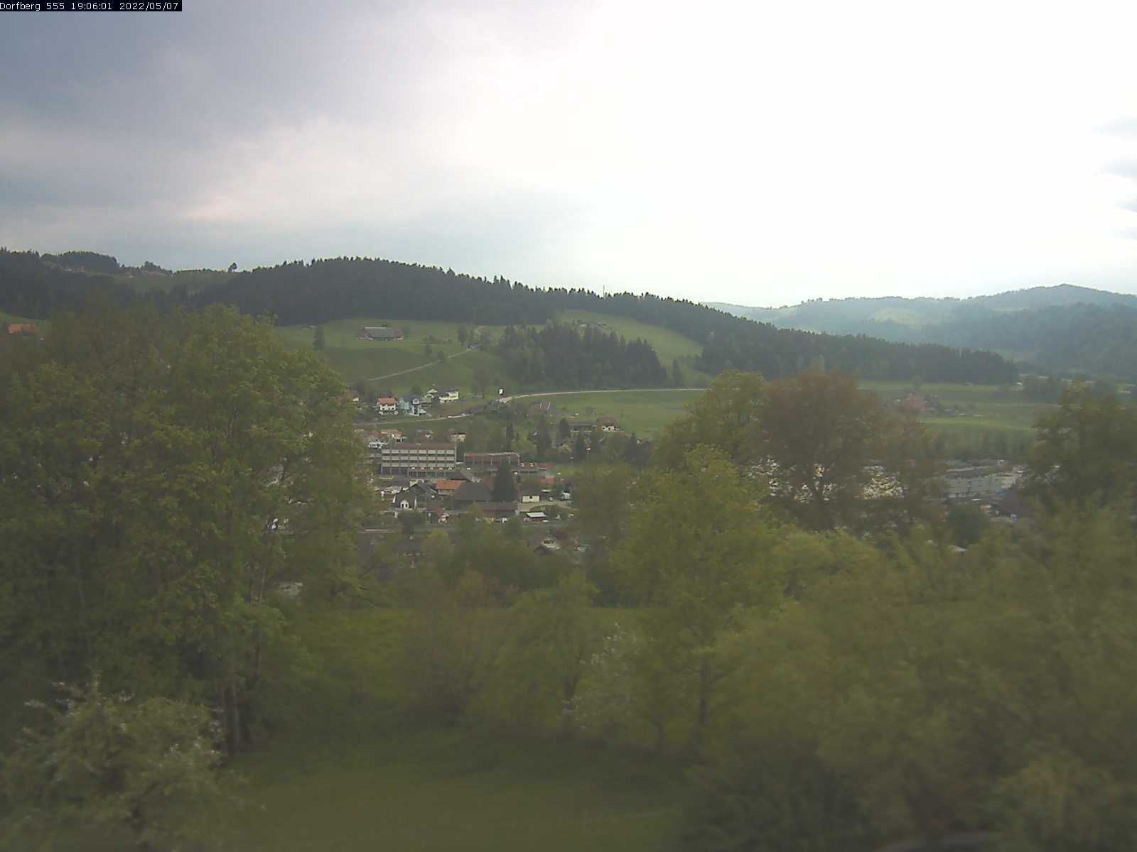 Webcam-Bild: Aussicht vom Dorfberg in Langnau 20220507-190601