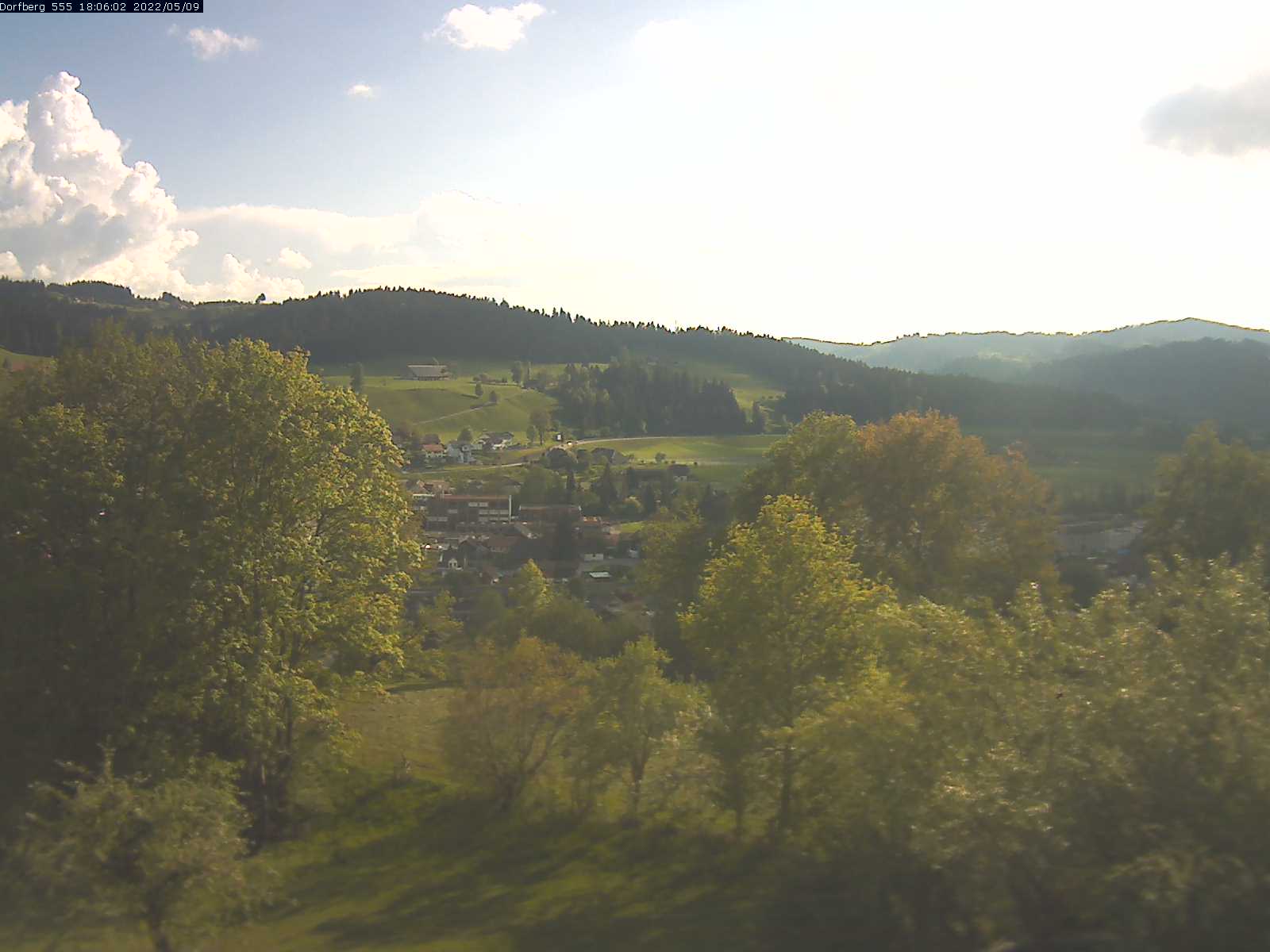 Webcam-Bild: Aussicht vom Dorfberg in Langnau 20220509-180601