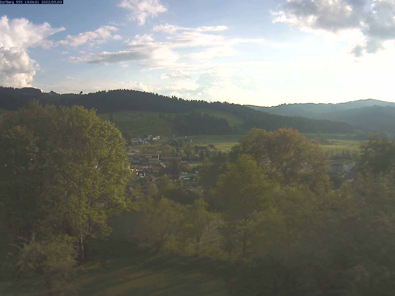 Webcam-Bild: Aussicht vom Dorfberg in Langnau 20220509-190601