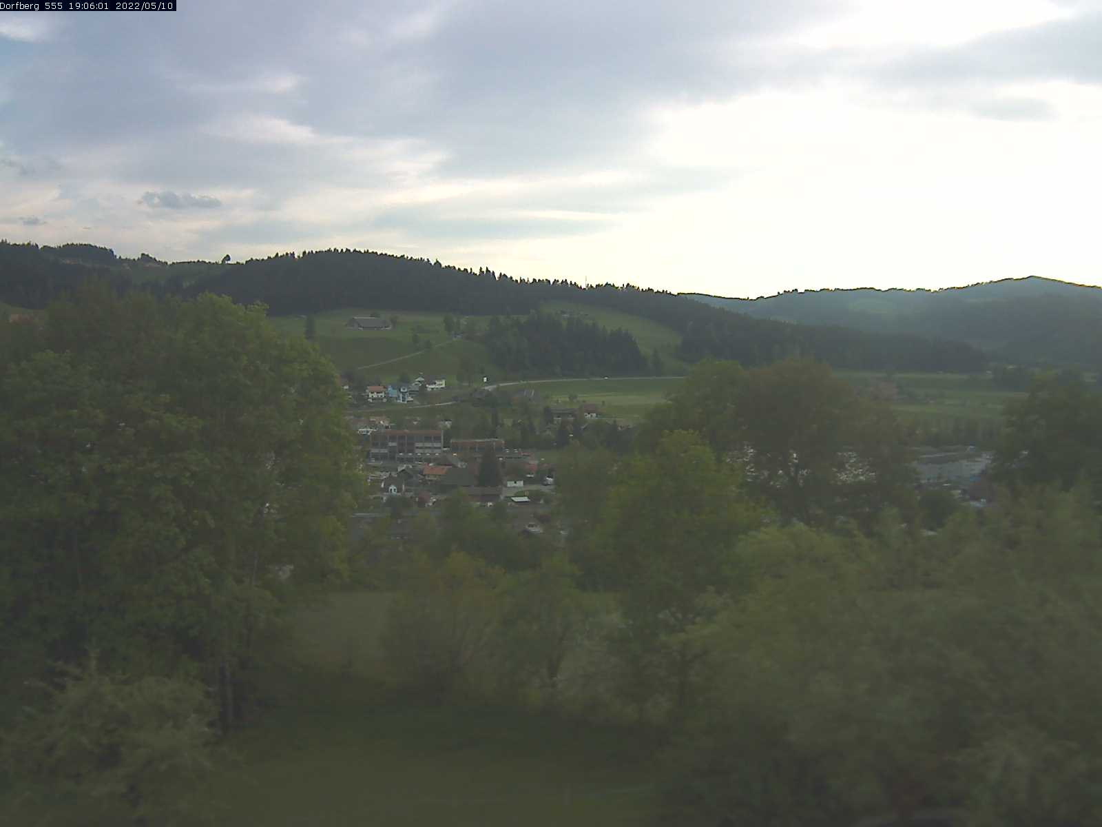 Webcam-Bild: Aussicht vom Dorfberg in Langnau 20220510-190601
