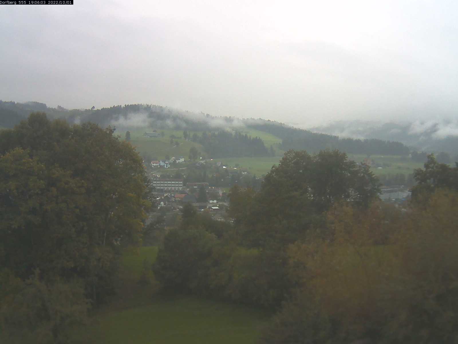 Webcam-Bild: Aussicht vom Dorfberg in Langnau 20221001-190601