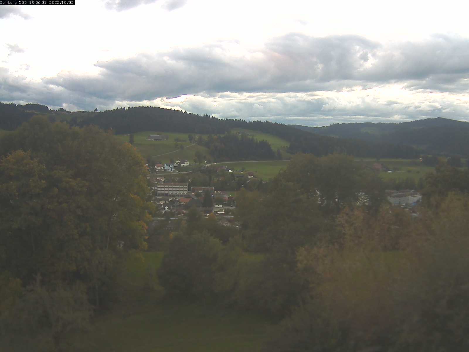 Webcam-Bild: Aussicht vom Dorfberg in Langnau 20221002-190601