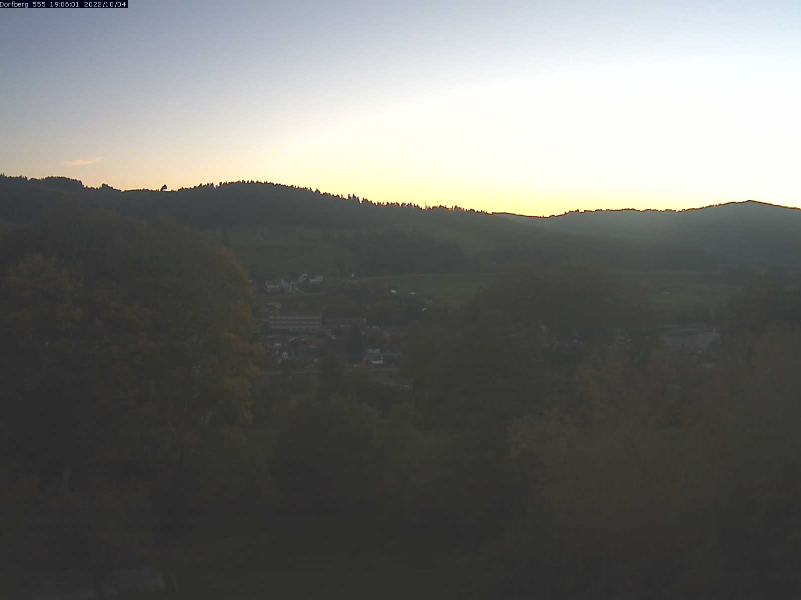 Webcam-Bild: Aussicht vom Dorfberg in Langnau 20221004-190601