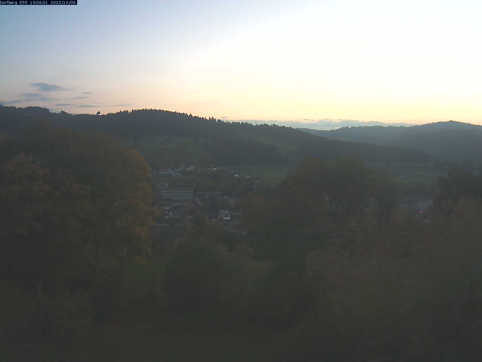 Webcam-Bild: Aussicht vom Dorfberg in Langnau 20221006-190601