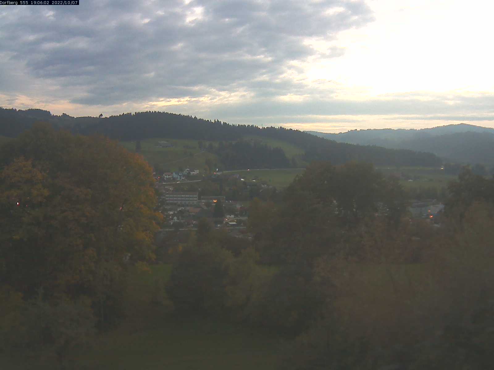 Webcam-Bild: Aussicht vom Dorfberg in Langnau 20221007-190601