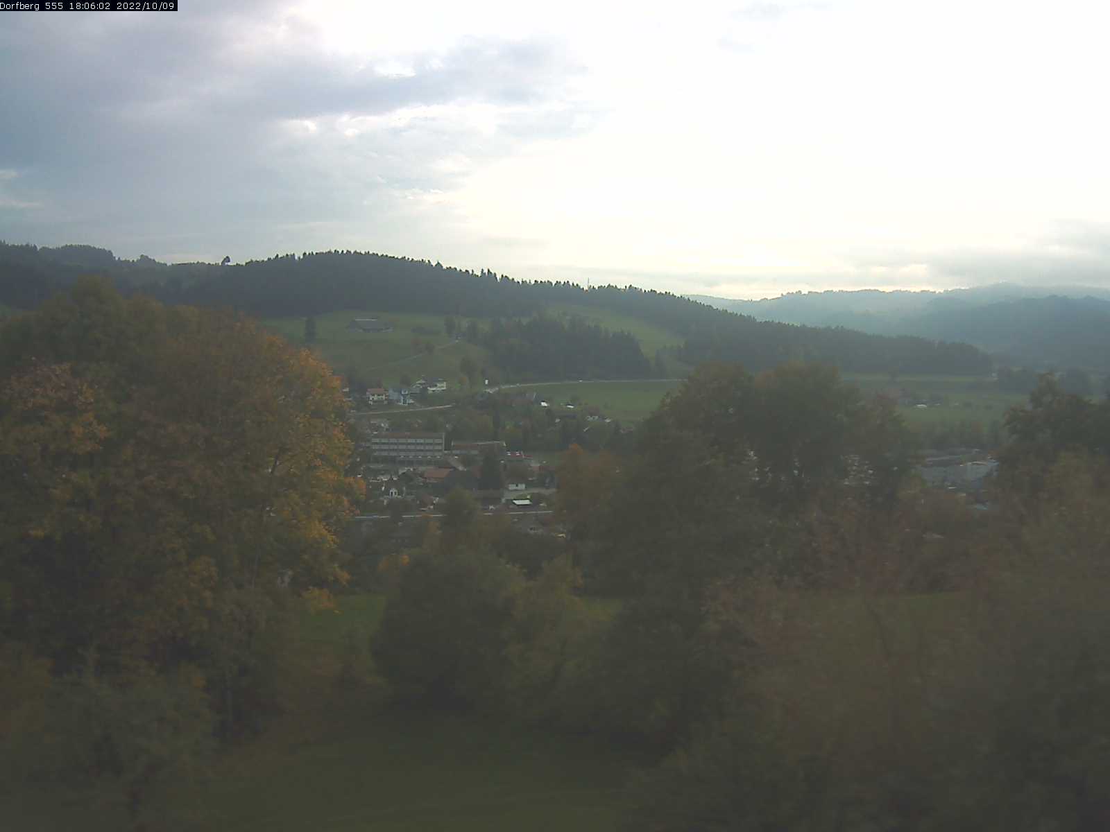 Webcam-Bild: Aussicht vom Dorfberg in Langnau 20221009-180601