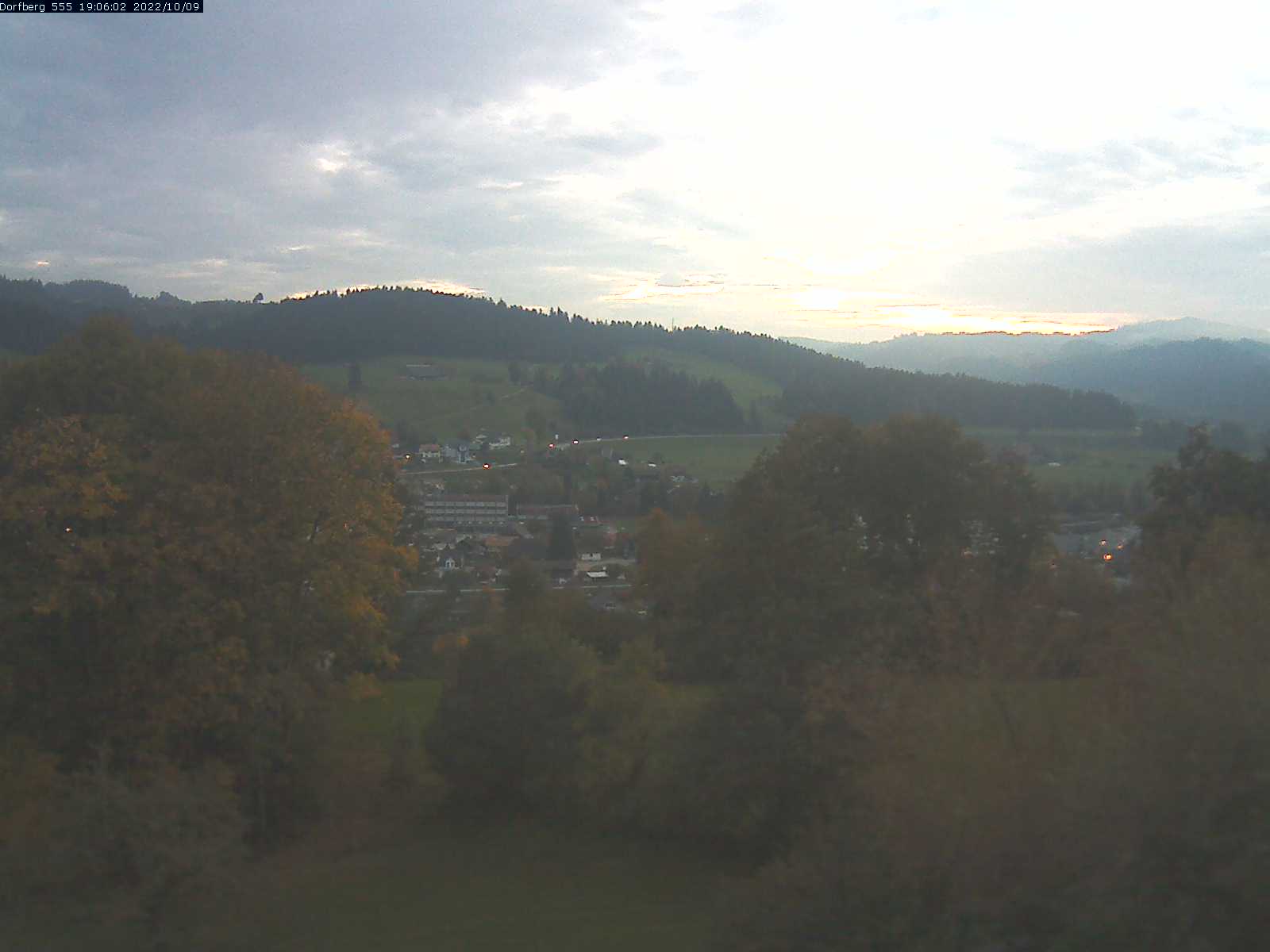 Webcam-Bild: Aussicht vom Dorfberg in Langnau 20221009-190602