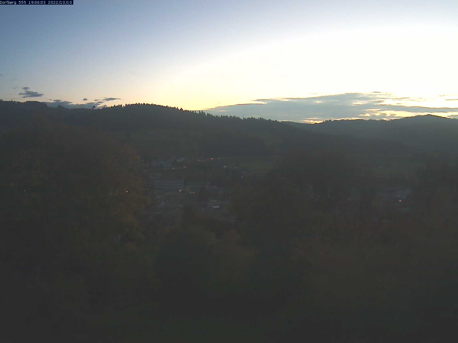 Webcam-Bild: Aussicht vom Dorfberg in Langnau 20221010-190601