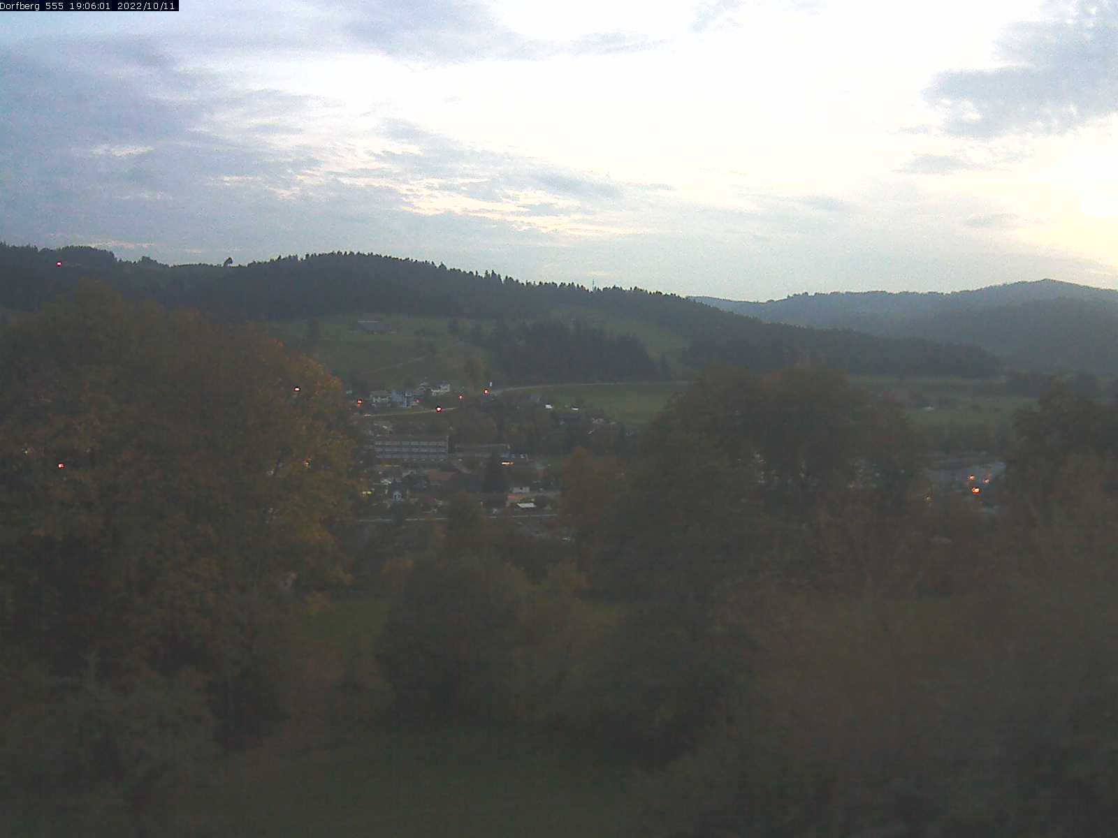 Webcam-Bild: Aussicht vom Dorfberg in Langnau 20221011-190601