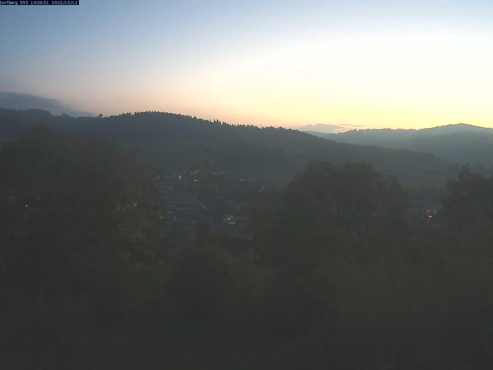 Webcam-Bild: Aussicht vom Dorfberg in Langnau 20221012-190601