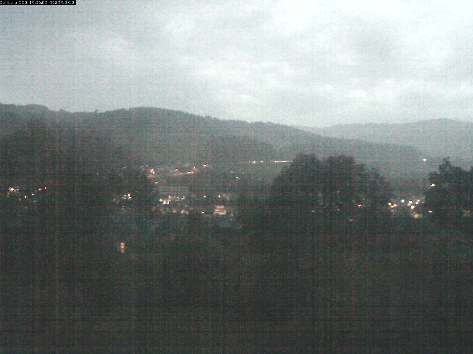 Webcam-Bild: Aussicht vom Dorfberg in Langnau 20221013-190601