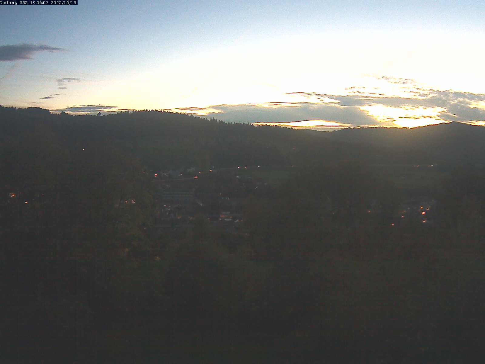Webcam-Bild: Aussicht vom Dorfberg in Langnau 20221015-190602