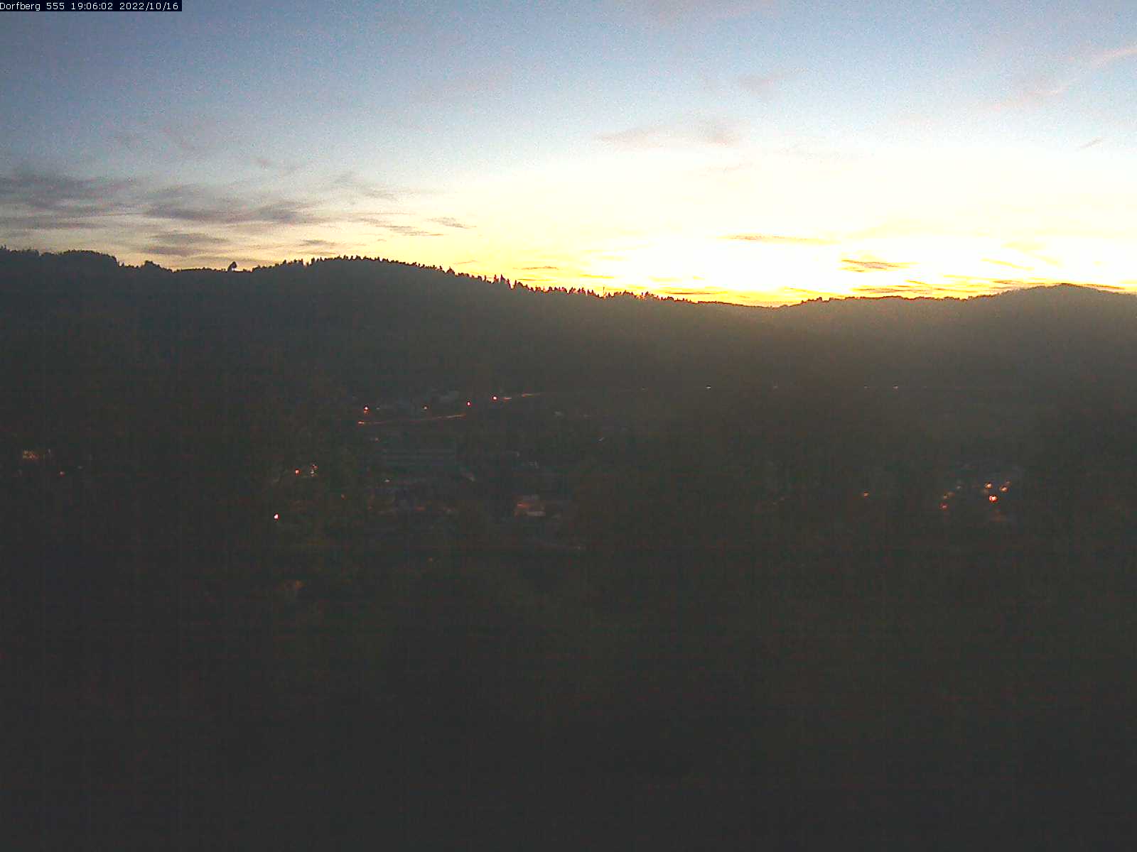Webcam-Bild: Aussicht vom Dorfberg in Langnau 20221016-190601