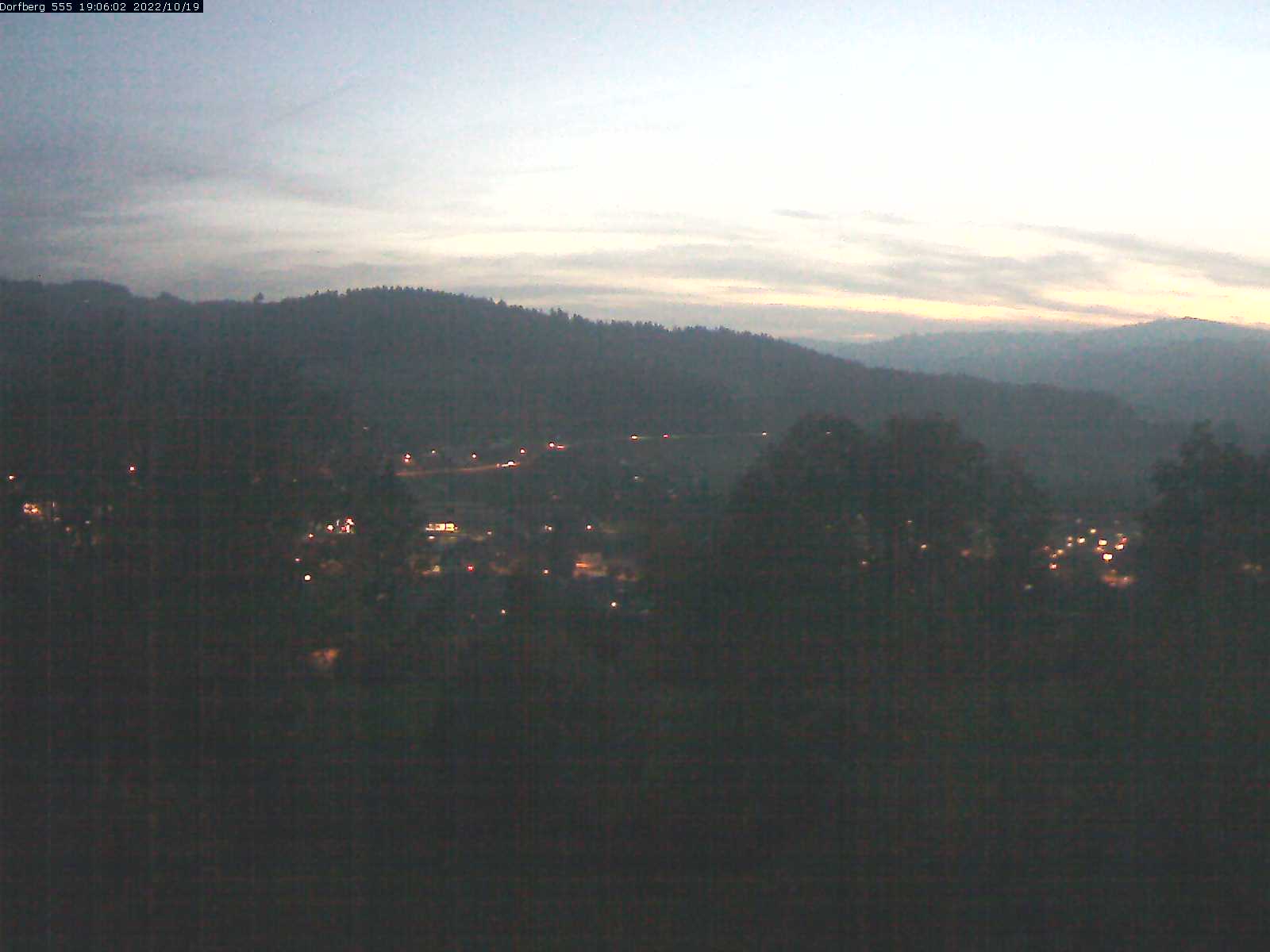 Webcam-Bild: Aussicht vom Dorfberg in Langnau 20221019-190601