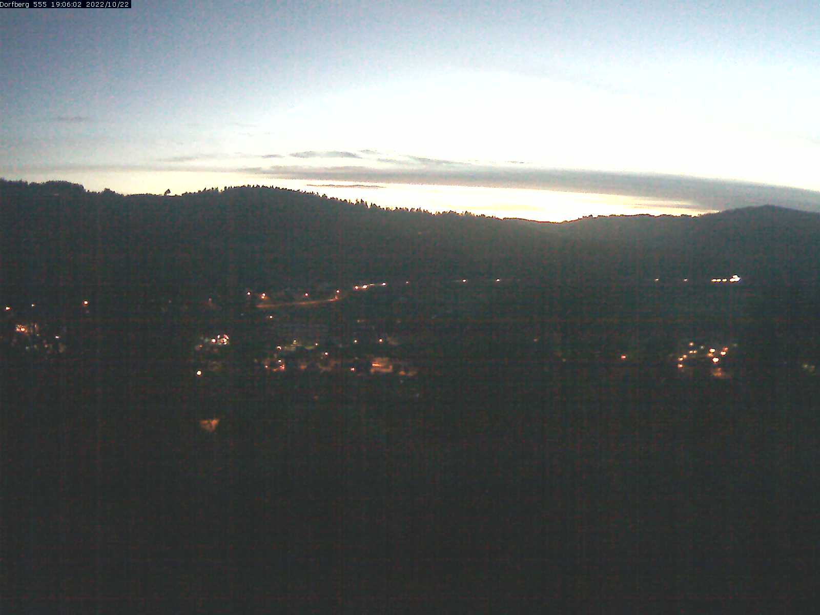 Webcam-Bild: Aussicht vom Dorfberg in Langnau 20221022-190601