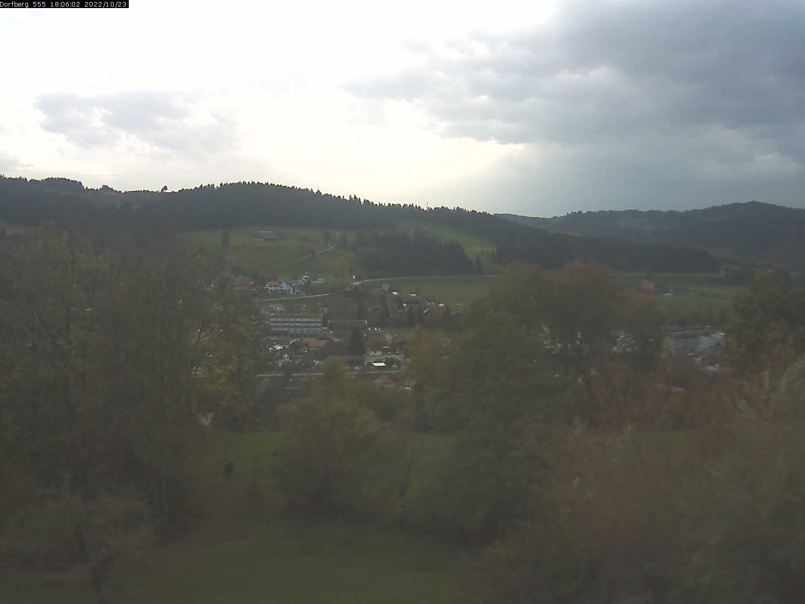 Webcam-Bild: Aussicht vom Dorfberg in Langnau 20221023-180601