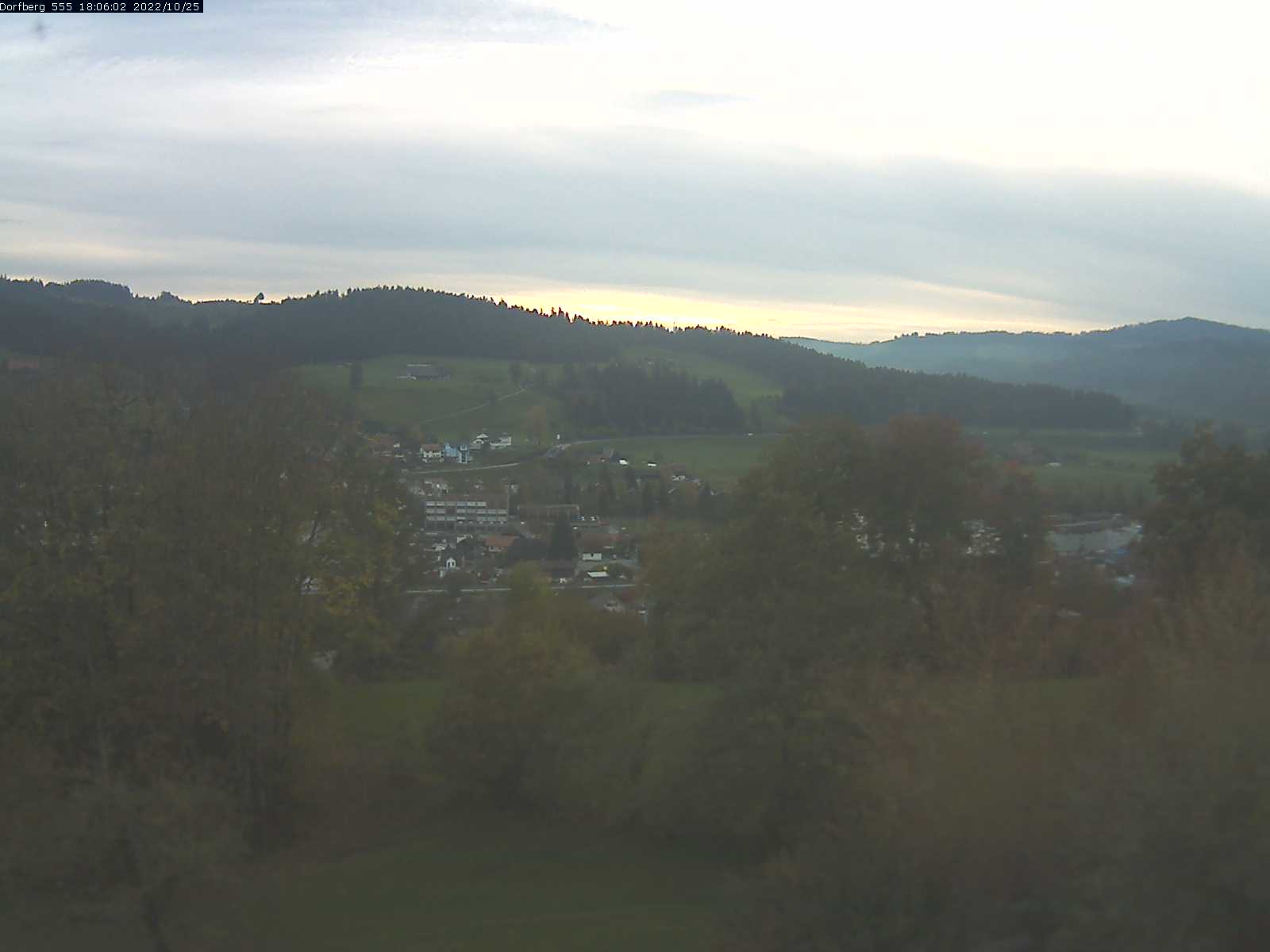 Webcam-Bild: Aussicht vom Dorfberg in Langnau 20221025-180601