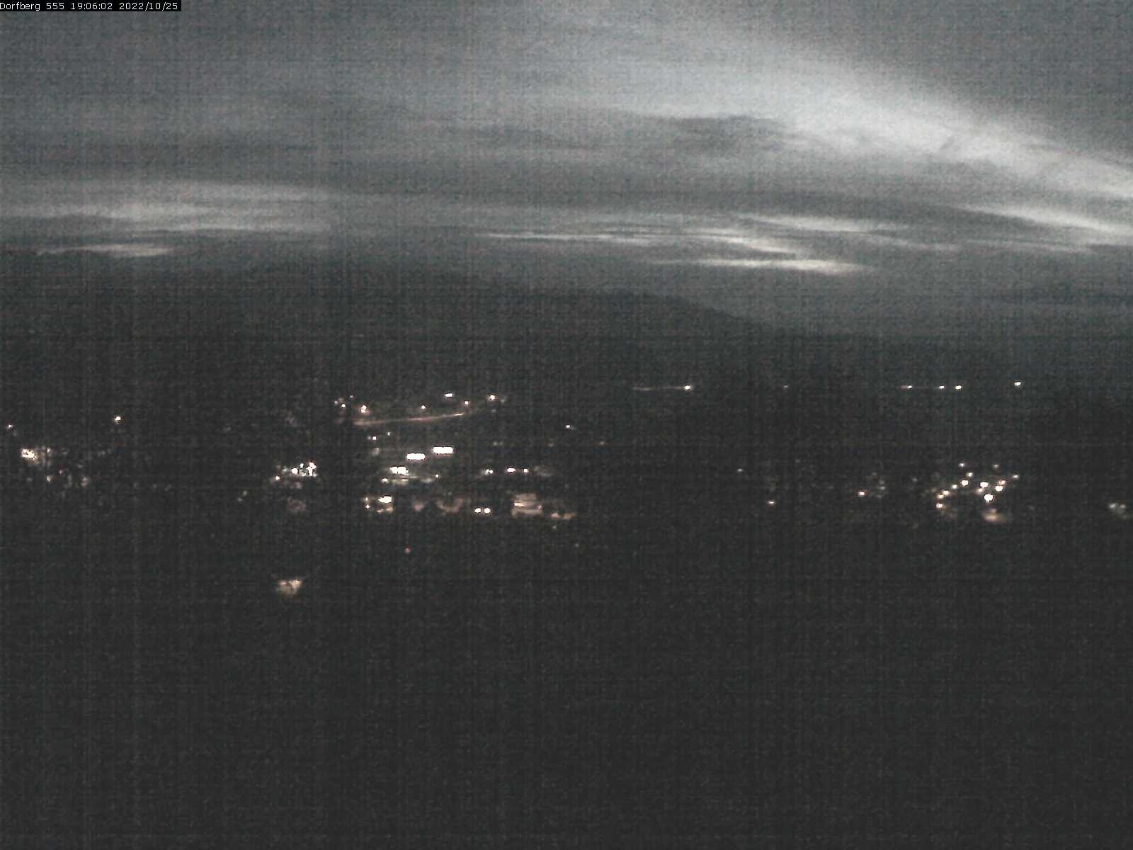 Webcam-Bild: Aussicht vom Dorfberg in Langnau 20221025-190601