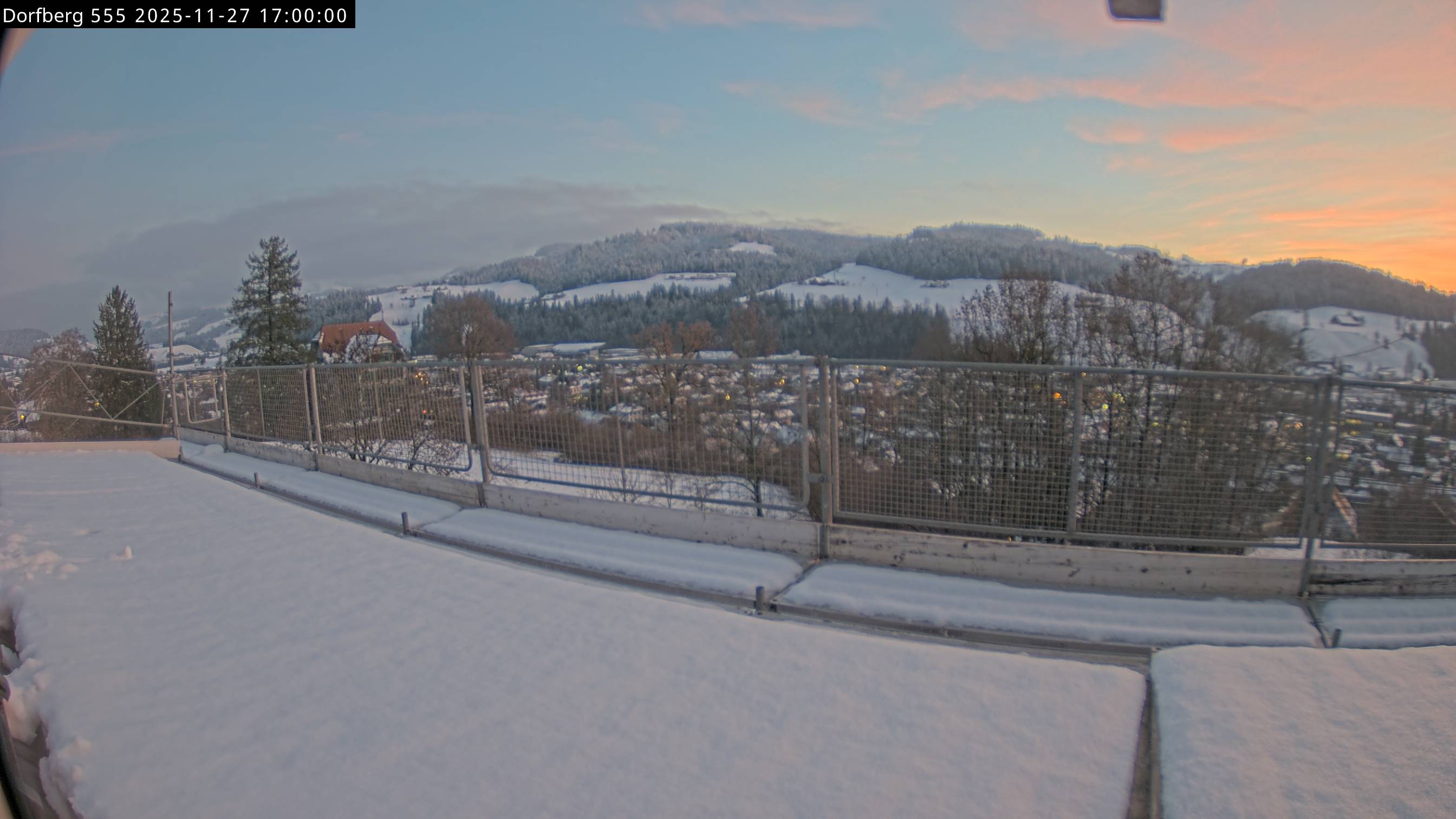 Webcam-Bild: Aussicht vom Dorfberg in Langnau 20251127-170000