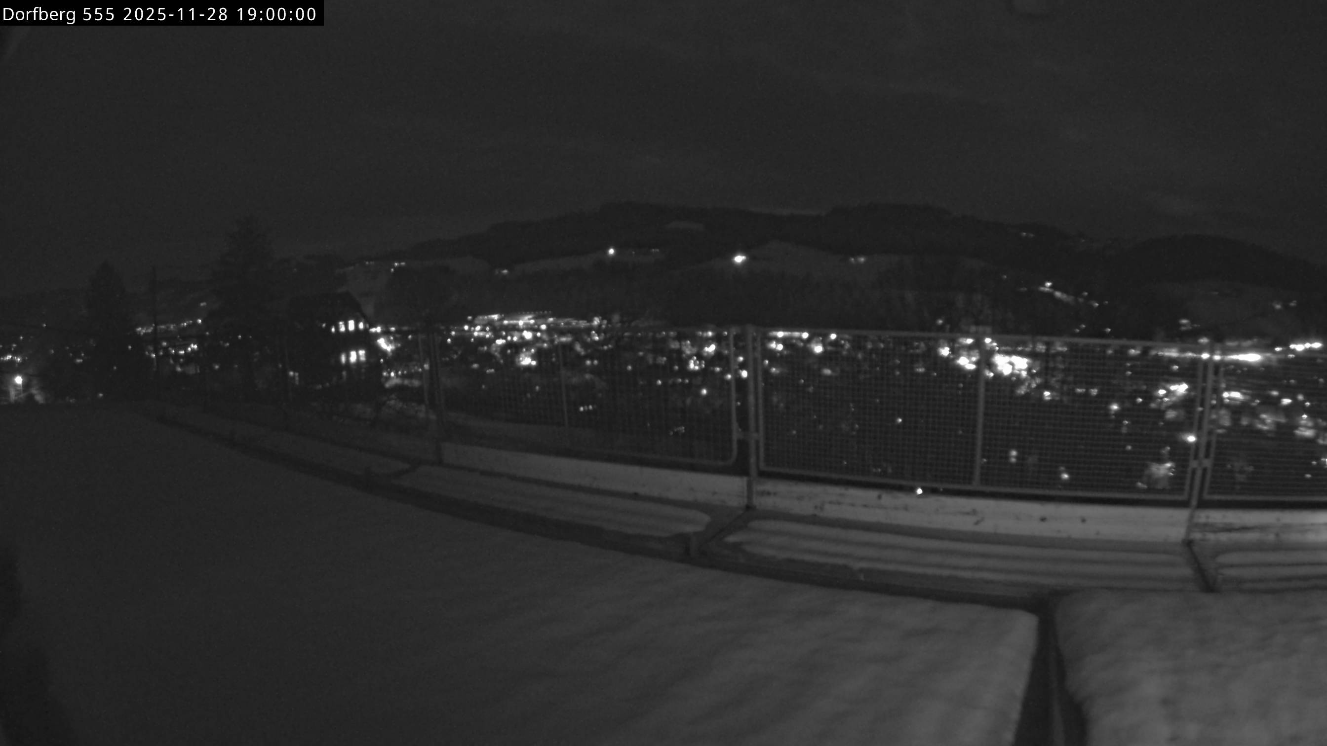 Webcam-Bild: Aussicht vom Dorfberg in Langnau 20251128-190000