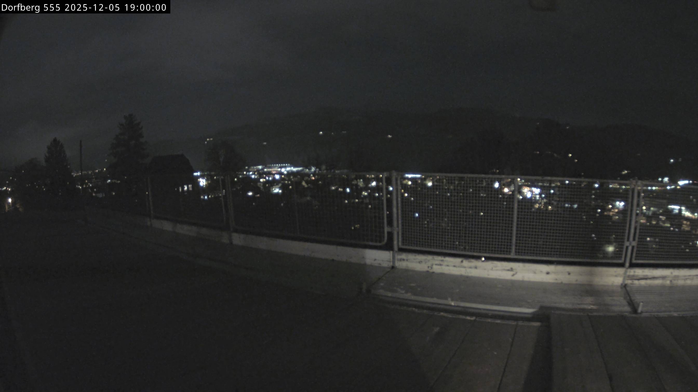 Webcam-Bild: Aussicht vom Dorfberg in Langnau 20251205-190000