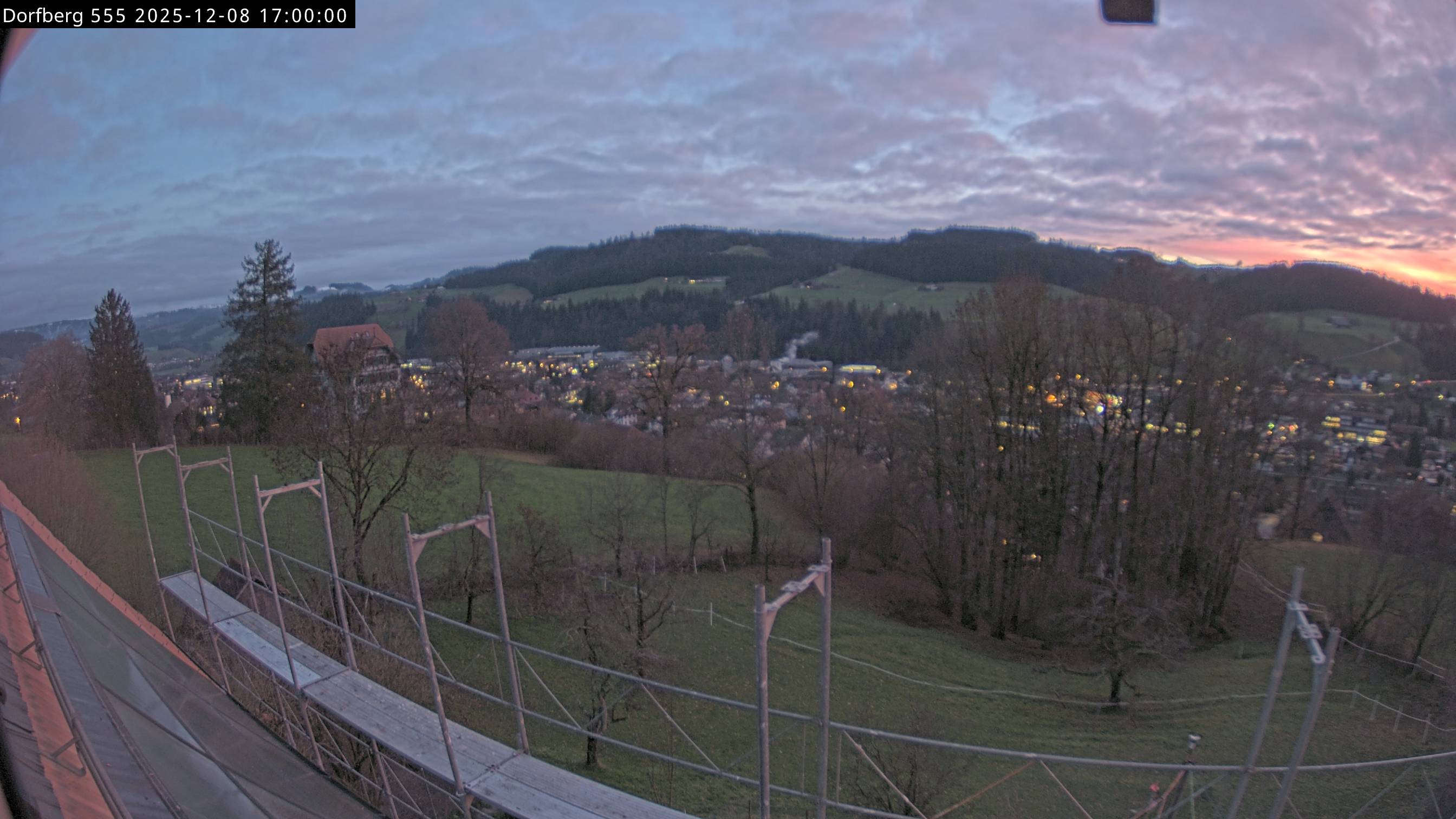 Webcam-Bild: Aussicht vom Dorfberg in Langnau 20251208-170000