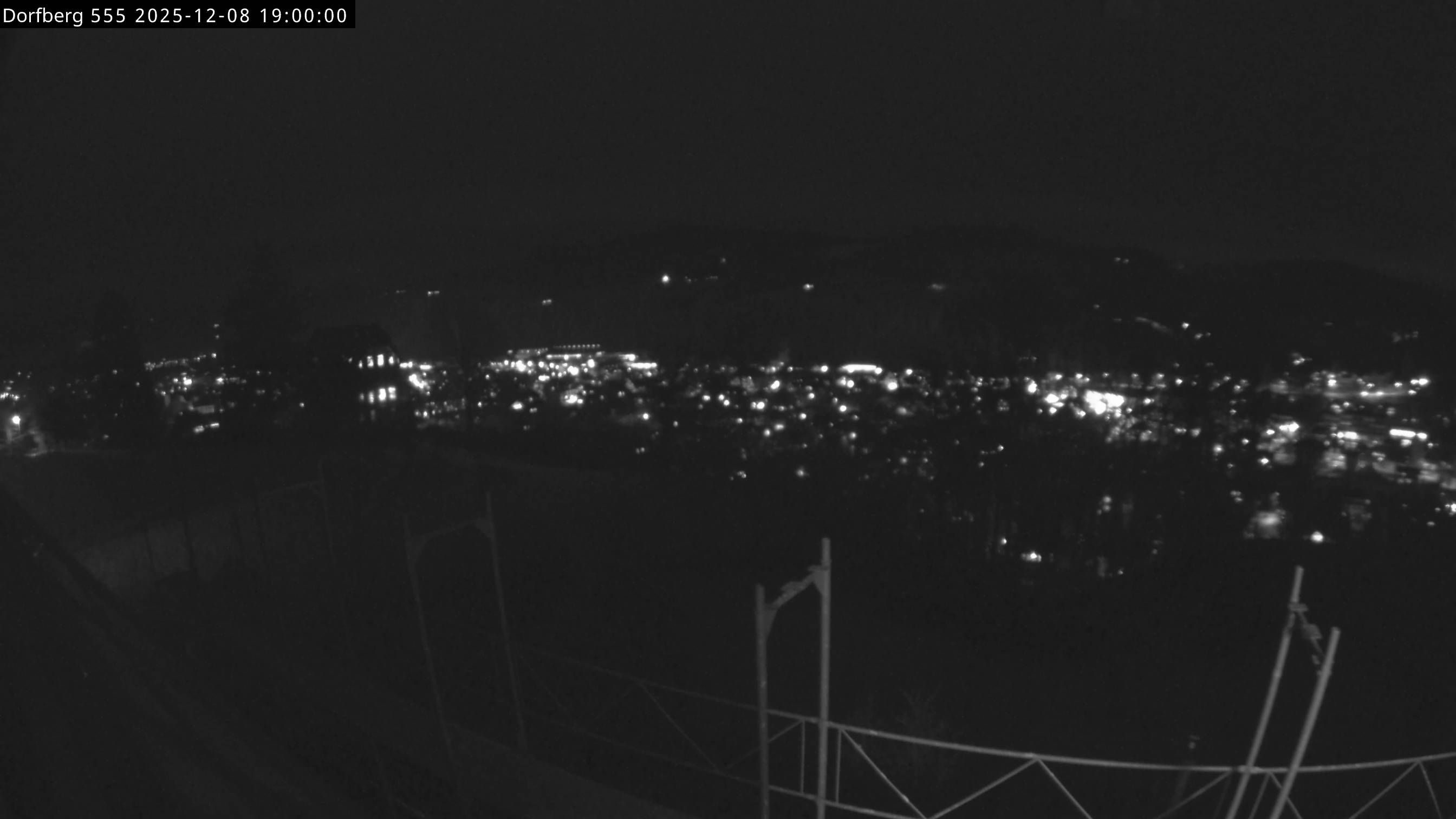 Webcam-Bild: Aussicht vom Dorfberg in Langnau 20251208-190000