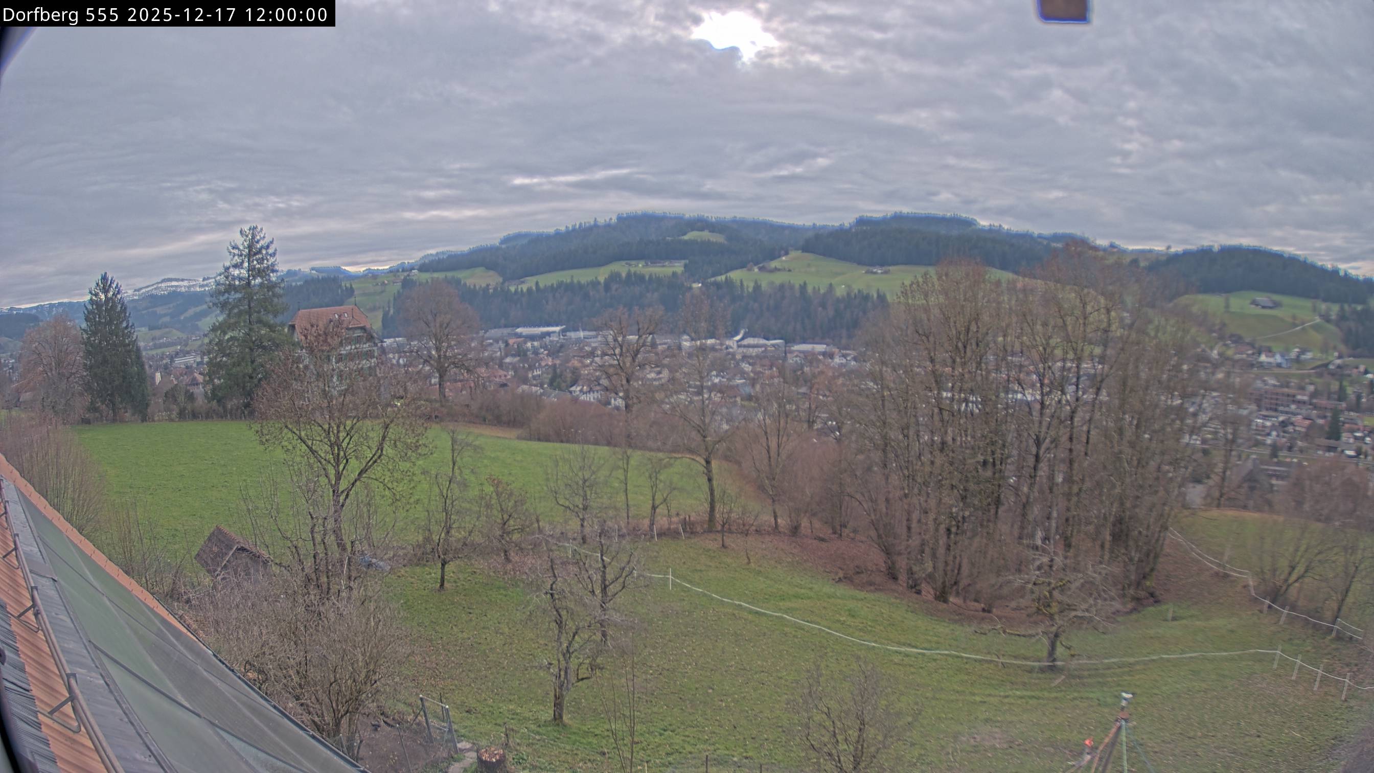 Webcam-Bild: Aussicht vom Dorfberg in Langnau 20251217-120000