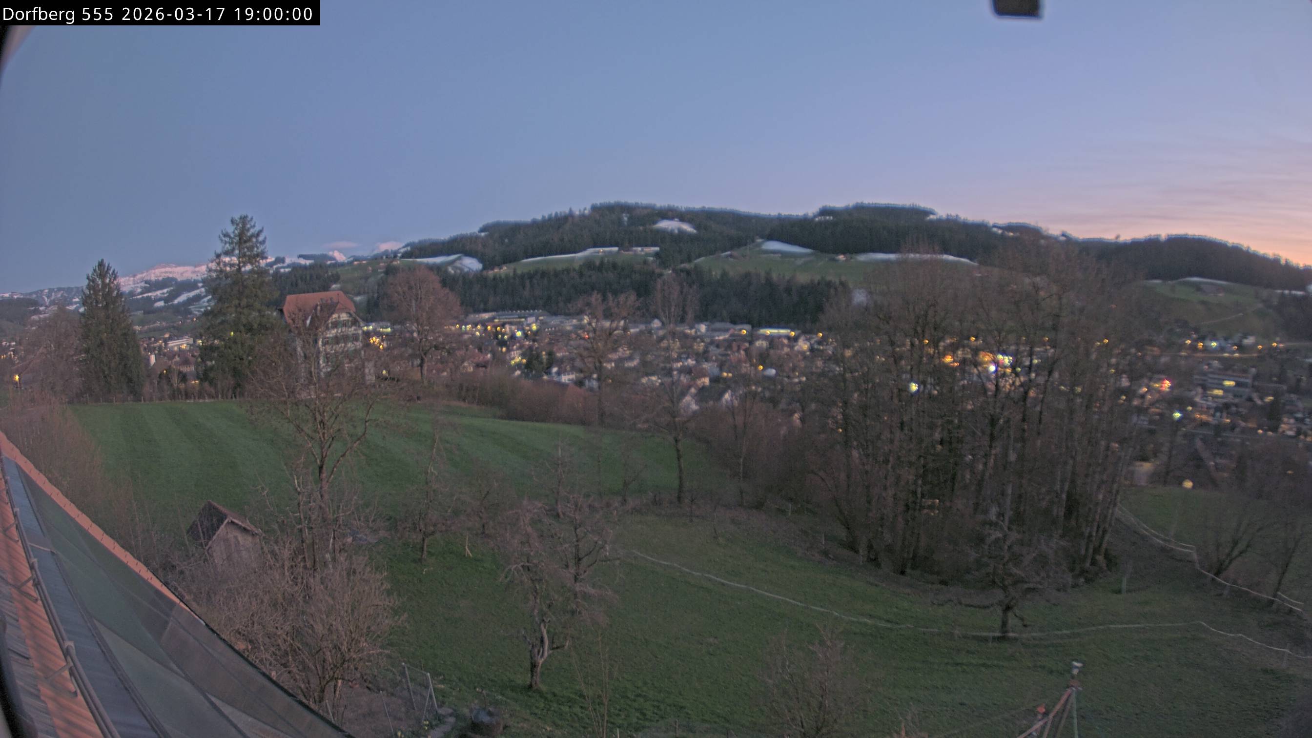 Webcam-Bild: Aussicht vom Dorfberg in Langnau 20260317-190000