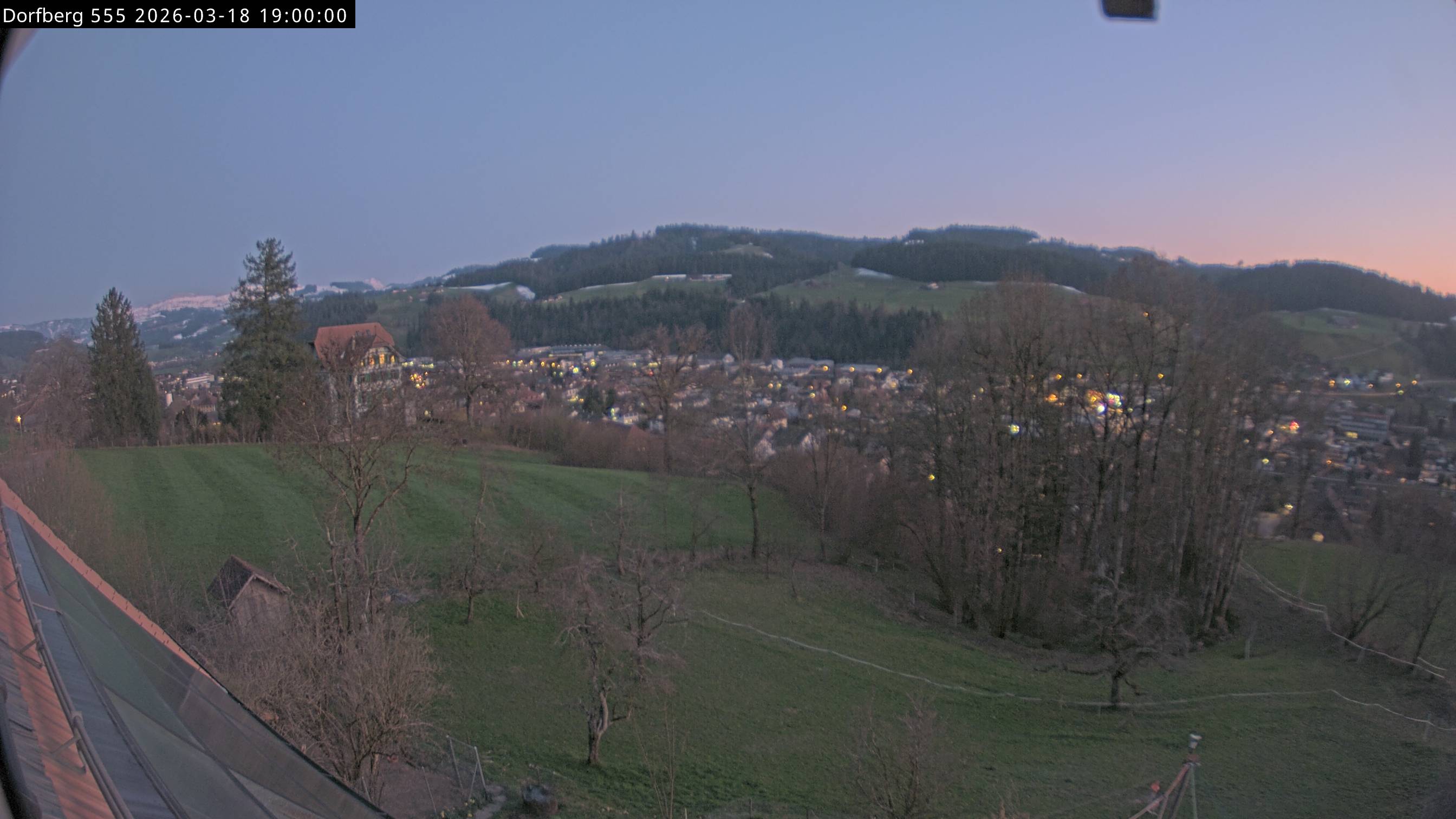 Webcam-Bild: Aussicht vom Dorfberg in Langnau 20260318-190000