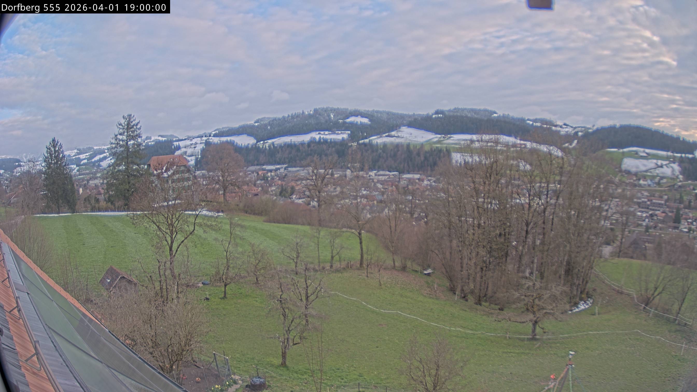 Webcam-Bild: Aussicht vom Dorfberg in Langnau 20260401-190000