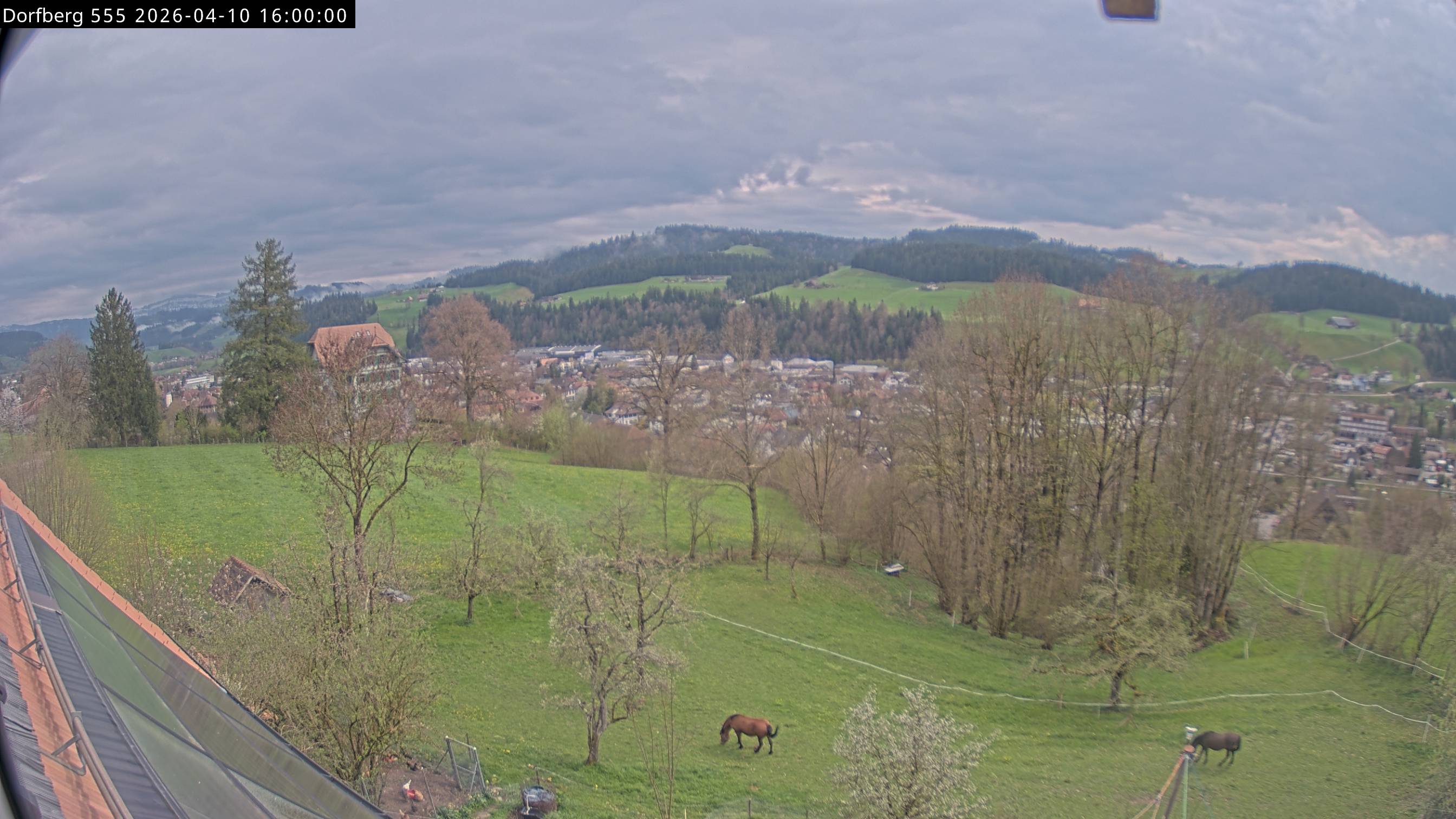 Webcam-Bild: Aussicht vom Dorfberg in Langnau 20260410-160000