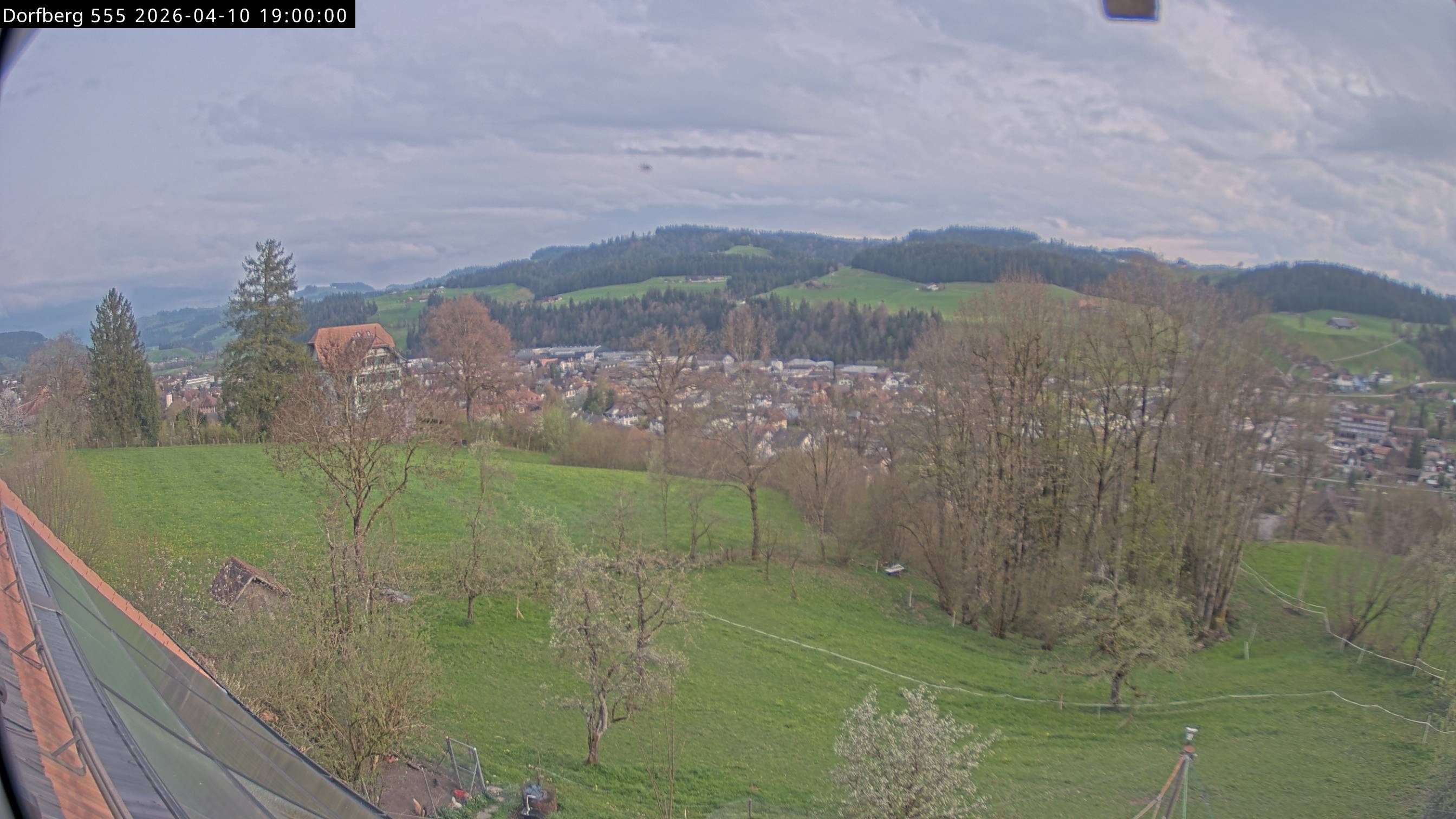 Webcam-Bild: Aussicht vom Dorfberg in Langnau 20260410-190000