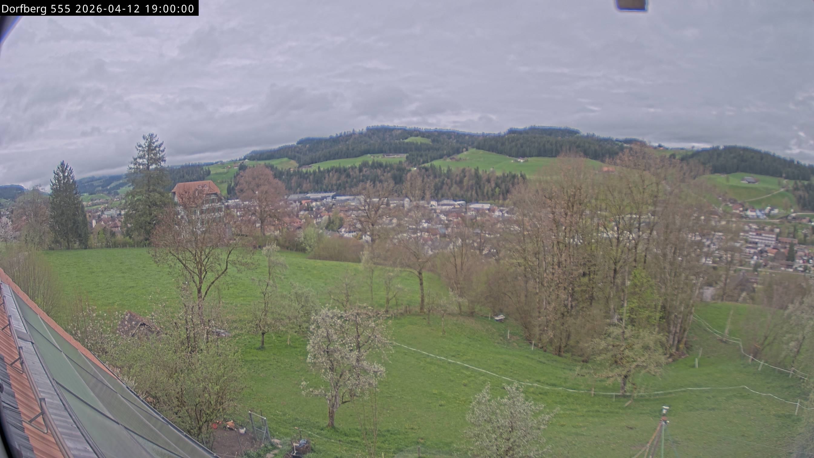 Webcam-Bild: Aussicht vom Dorfberg in Langnau 20260412-190000