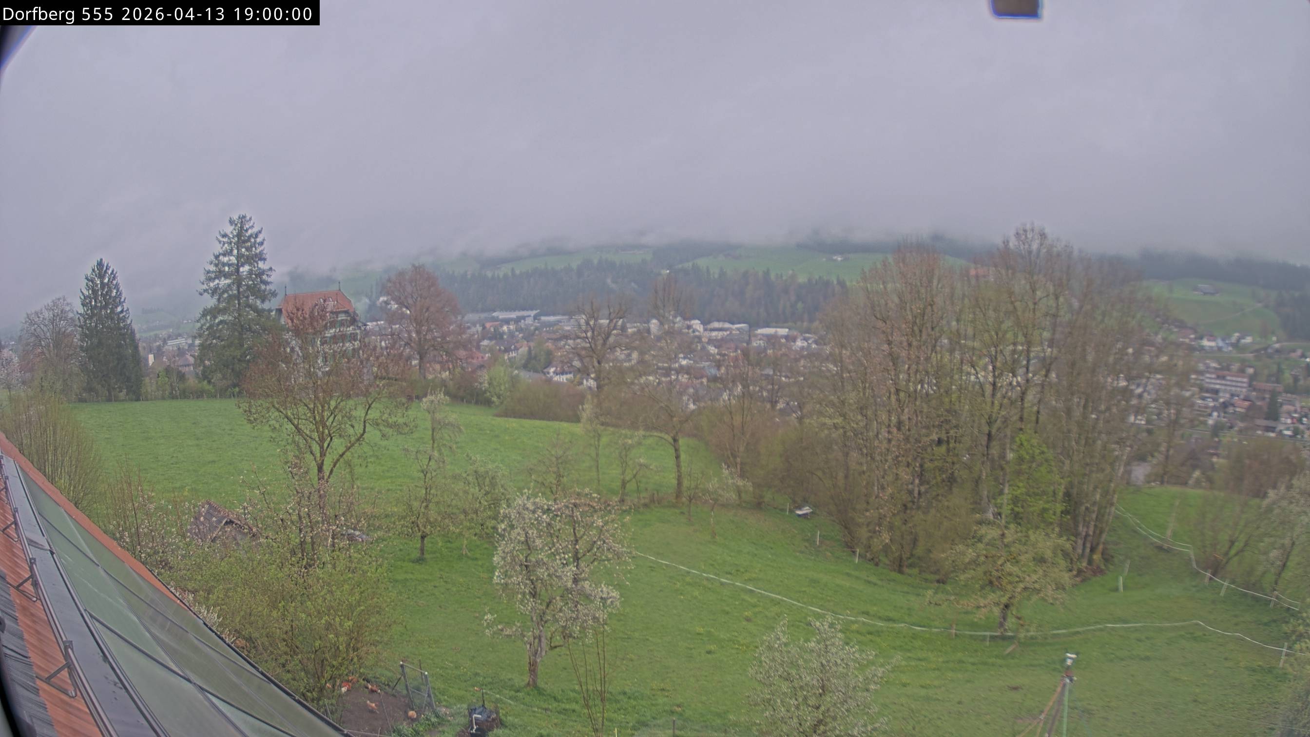 Webcam-Bild: Aussicht vom Dorfberg in Langnau 20260413-190000
