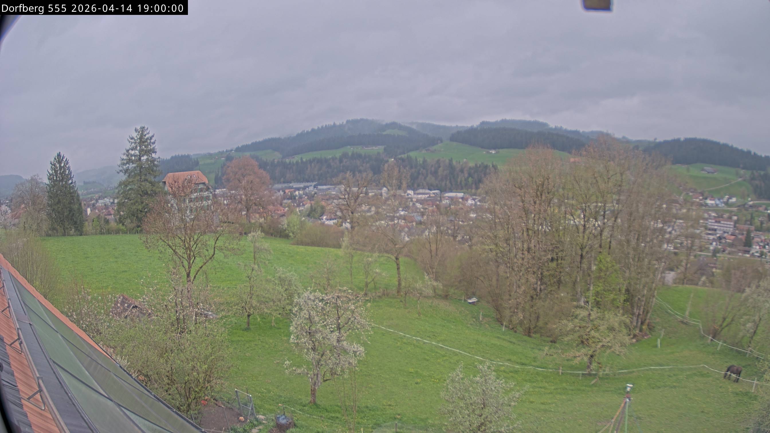 Webcam-Bild: Aussicht vom Dorfberg in Langnau 20260414-190000