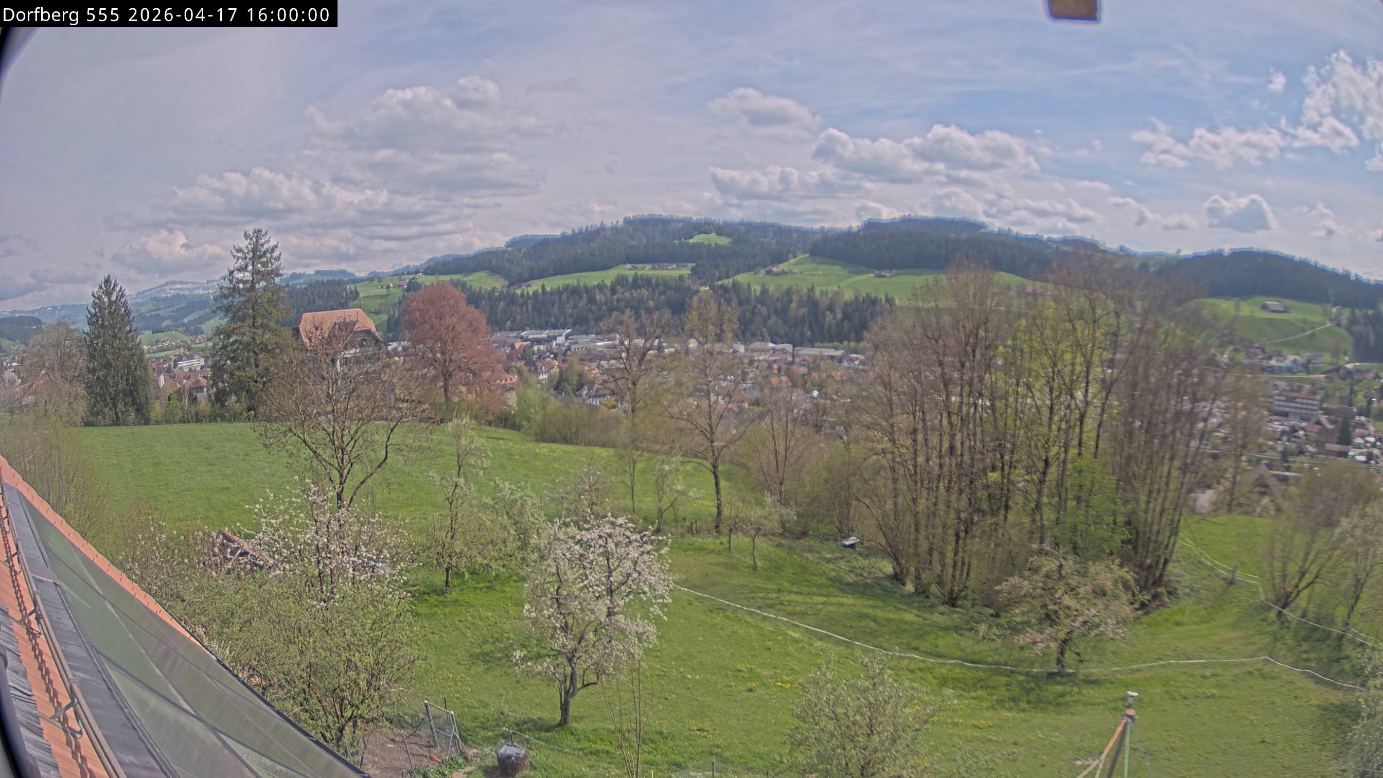 Webcam-Bild: Aussicht vom Dorfberg in Langnau 20260417-160000