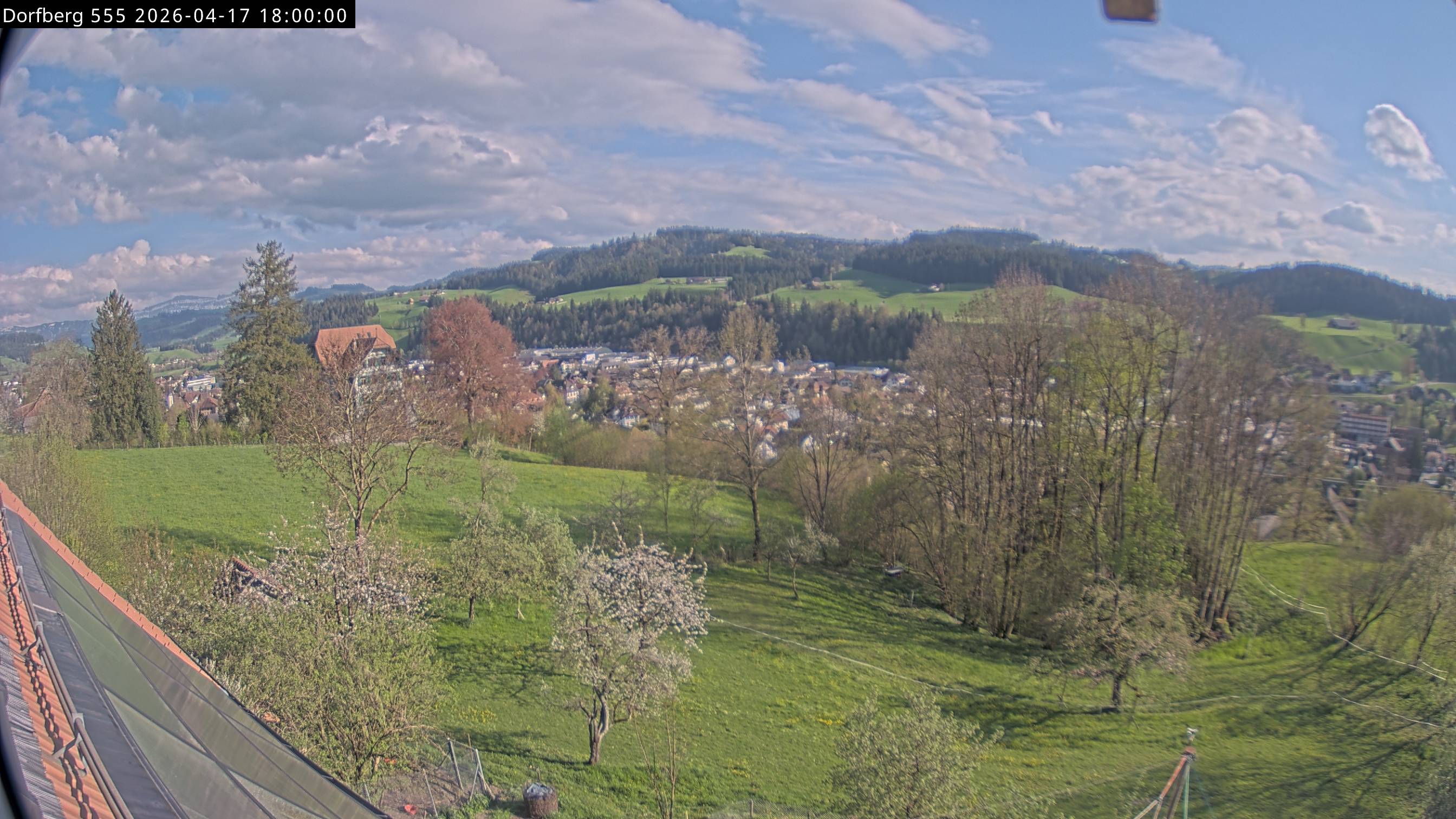 Webcam-Bild: Aussicht vom Dorfberg in Langnau 20260417-180000