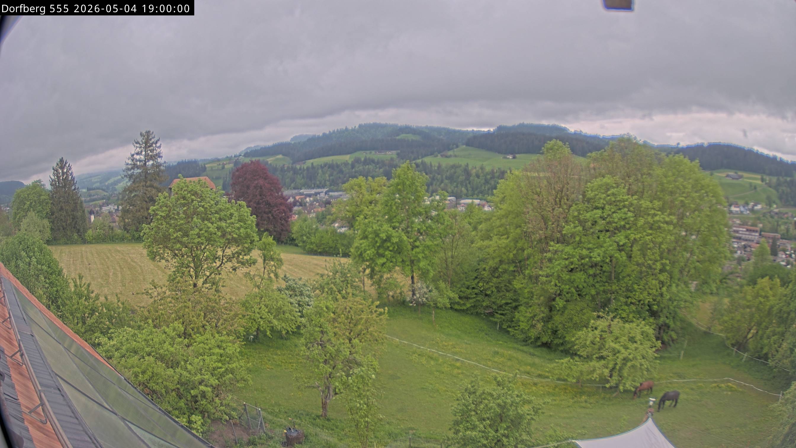 Webcam-Bild: Aussicht vom Dorfberg in Langnau 20260504-190000