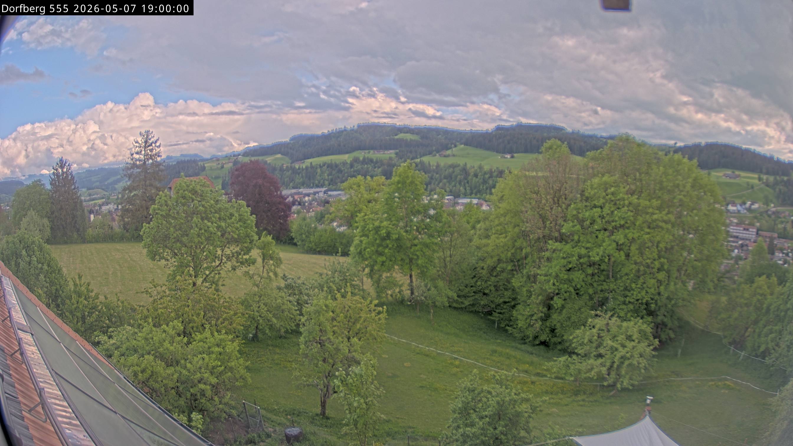 Webcam-Bild: Aussicht vom Dorfberg in Langnau 20260507-190000