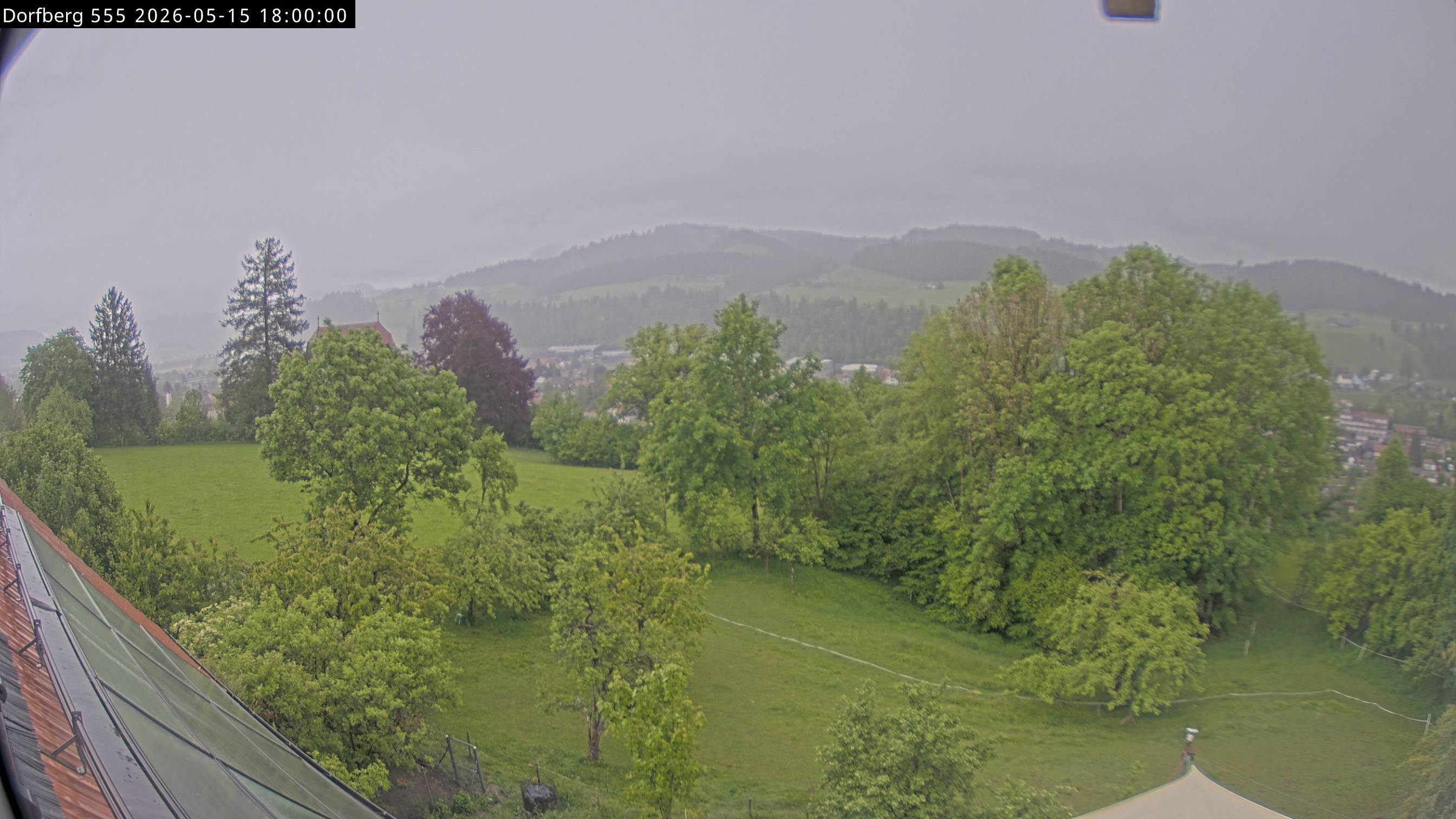 Webcam-Bild: Aussicht vom Dorfberg in Langnau 20260515-180000