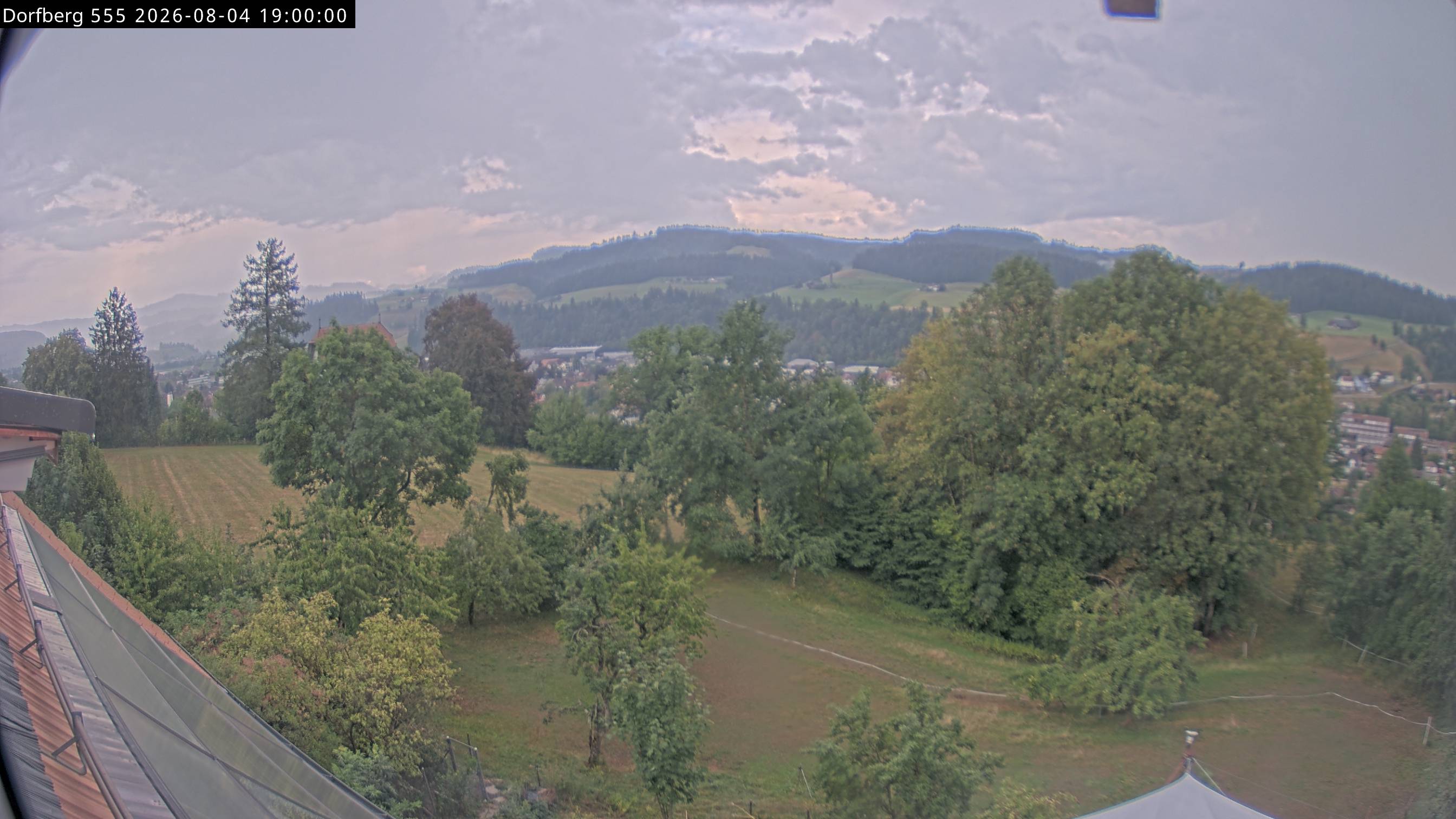Webcam-Bild: Aussicht vom Dorfberg in Langnau 20260804-190000