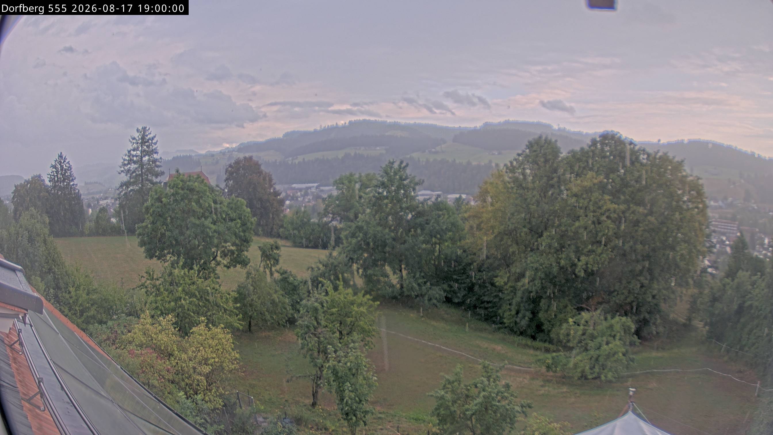 Webcam-Bild: Aussicht vom Dorfberg in Langnau 20260817-190000