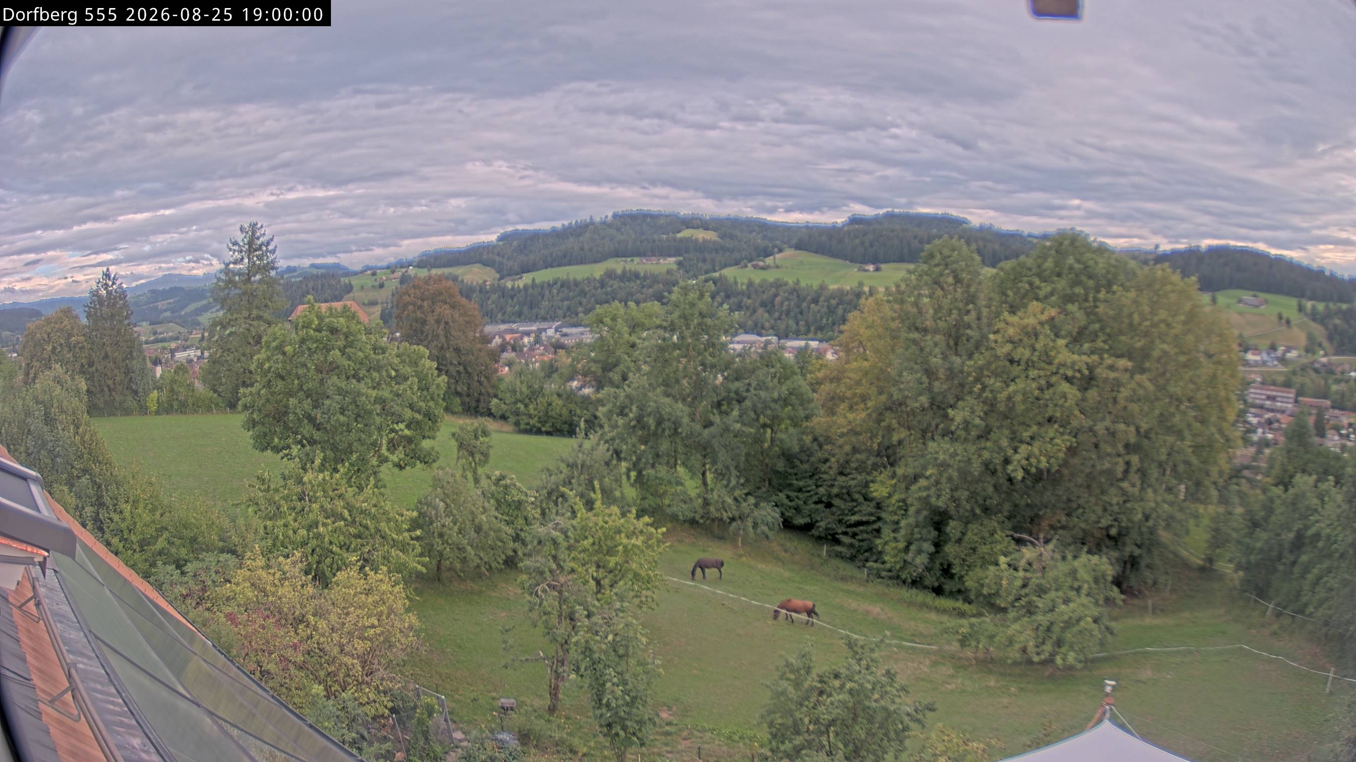 Webcam-Bild: Aussicht vom Dorfberg in Langnau 20260825-190000