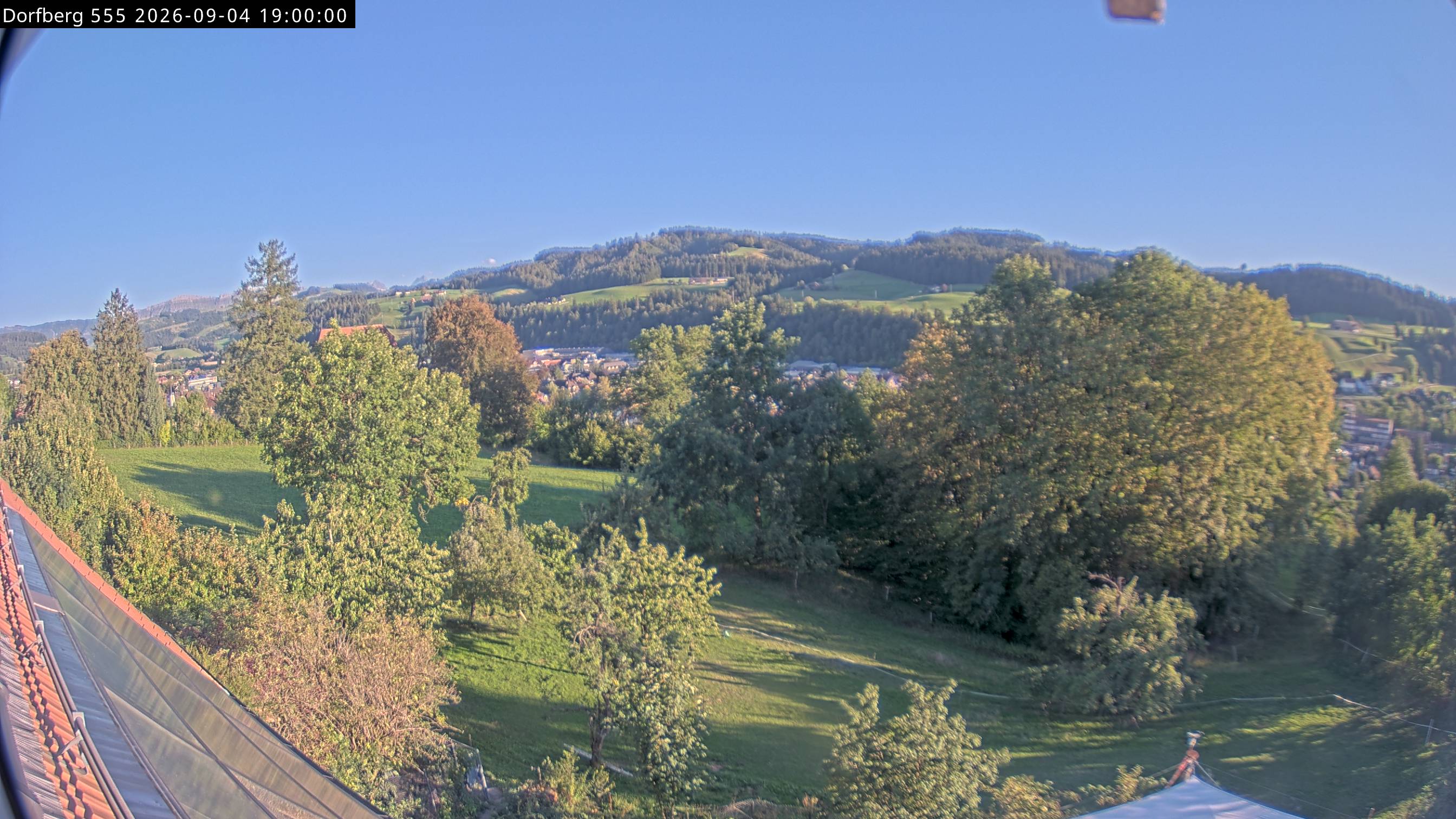 Webcam-Bild: Aussicht vom Dorfberg in Langnau 20260904-190000